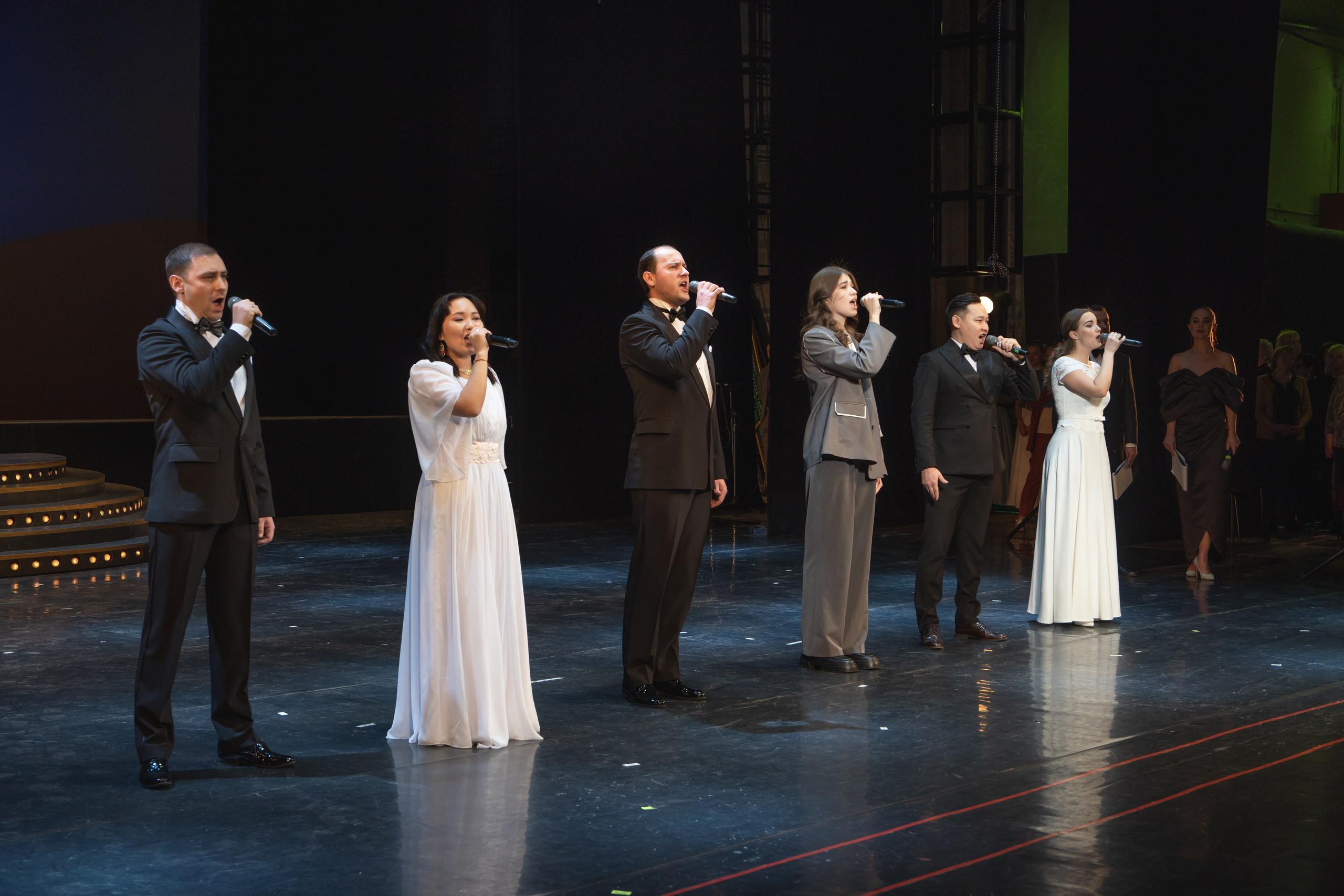 Музыкальный театр. Занимаюсь профессиональной фотографией и живу рядом с Байкалом. Работаю в разных жанрах