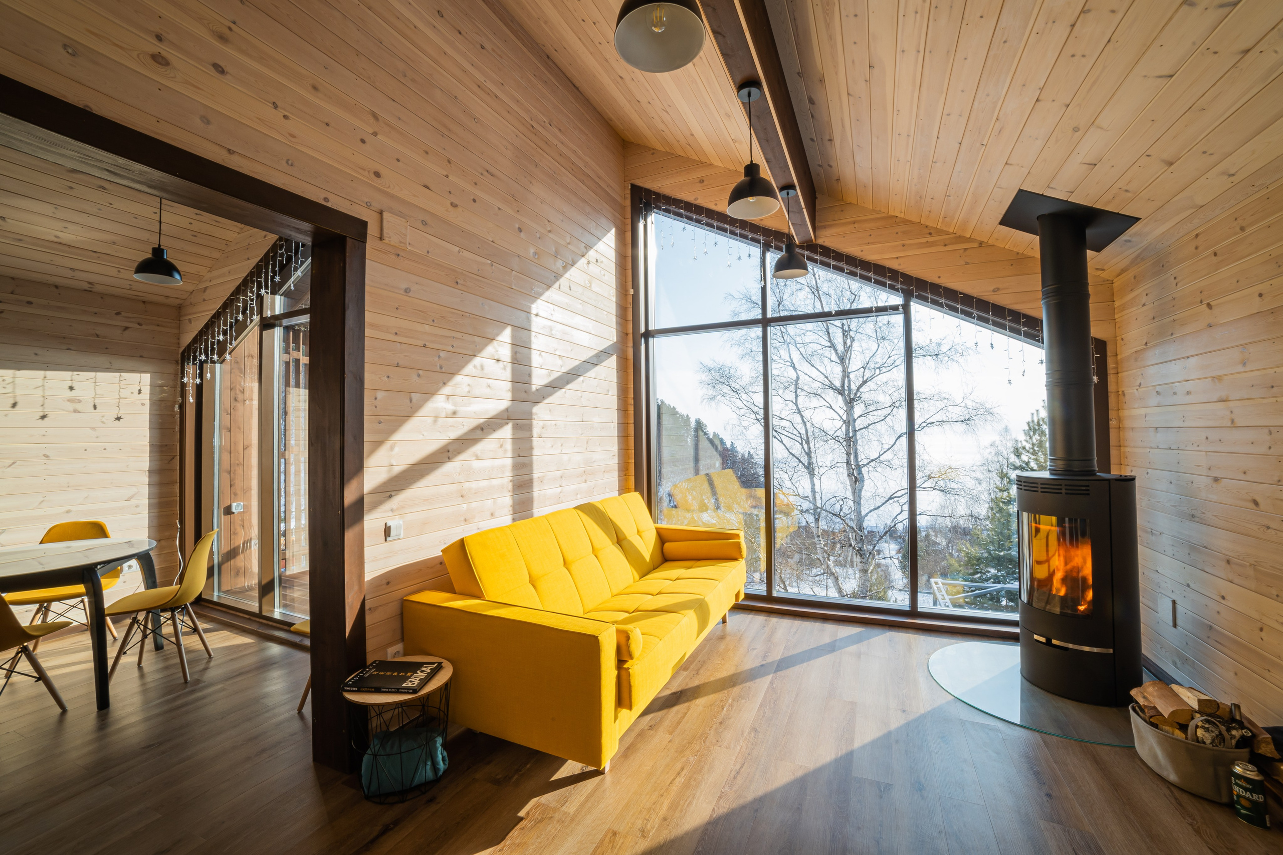 Интерьерная съемка частного гостевого дома. Занимаюсь профессиональной фотографией и живу рядом с Байкалом. Работаю в разных жанрах