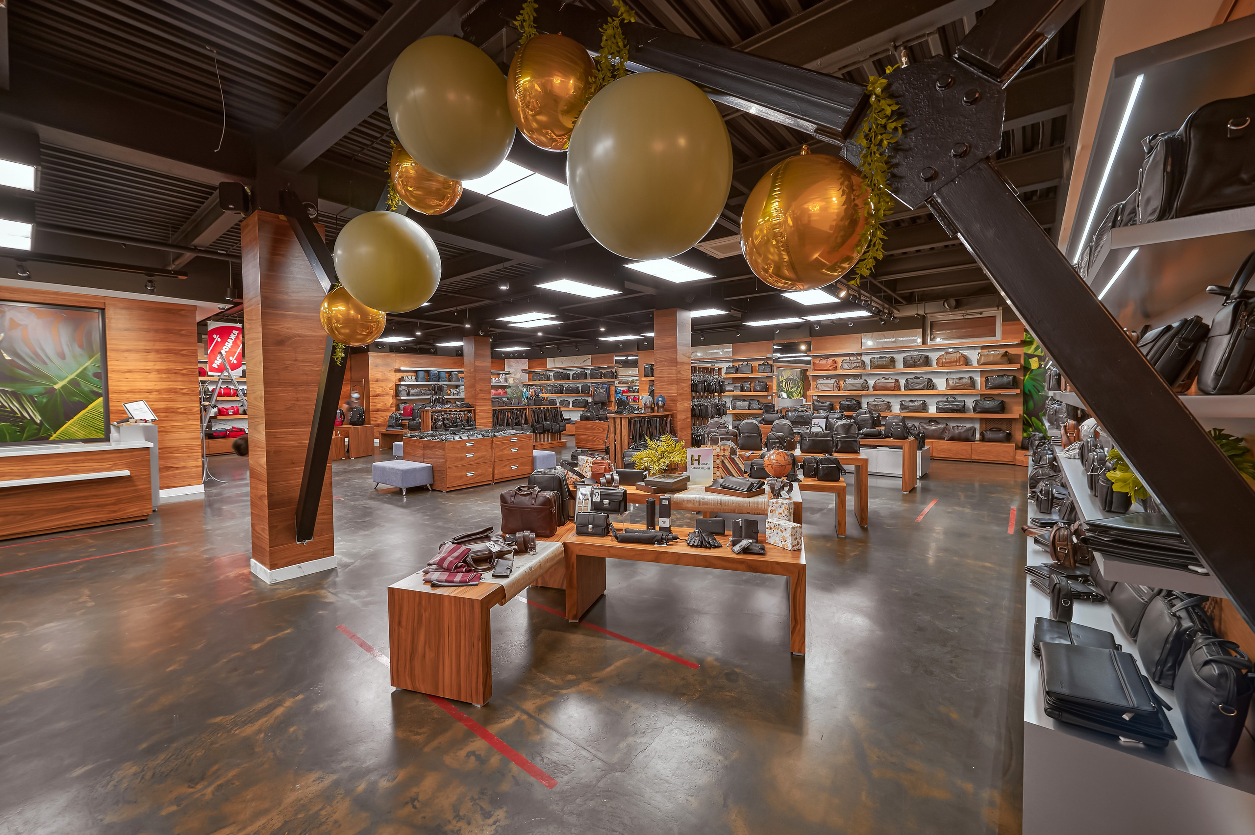 Портфолио по интерьерной и экстерьерной фотосъёмки: Мир сумок — Левый берег. Фотограф Яковлев Роман — Красноярск