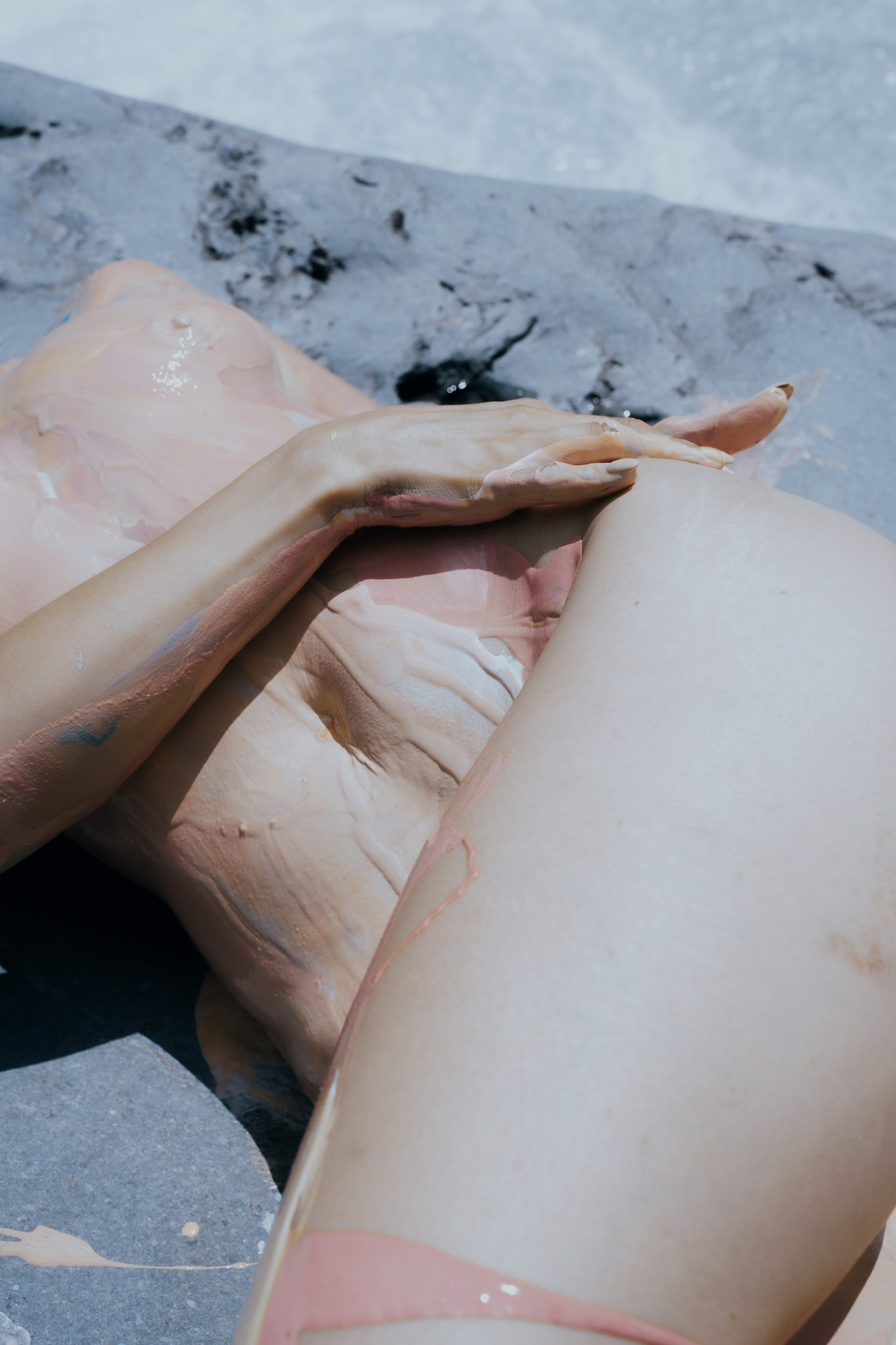 Фотография часть тела девушки с красками 