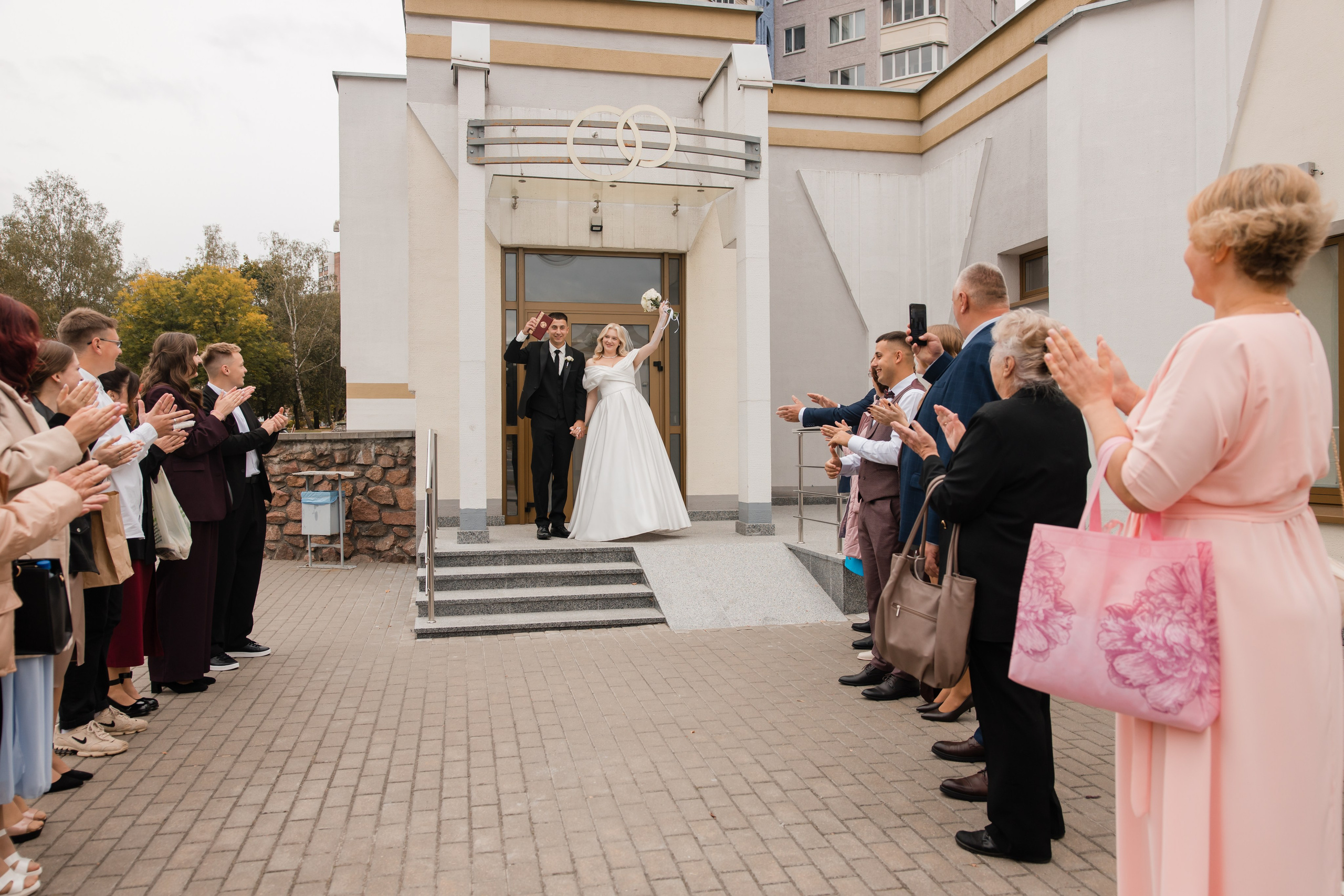 Отдел ЗАГС Администрации Первомайского района. Видеосъемка и фотосъемка свадеб. Фотограф и оператор на свадьбу. Видеосъемка подкастов, собственная видео-фотостудии. Предметная фотосъемка