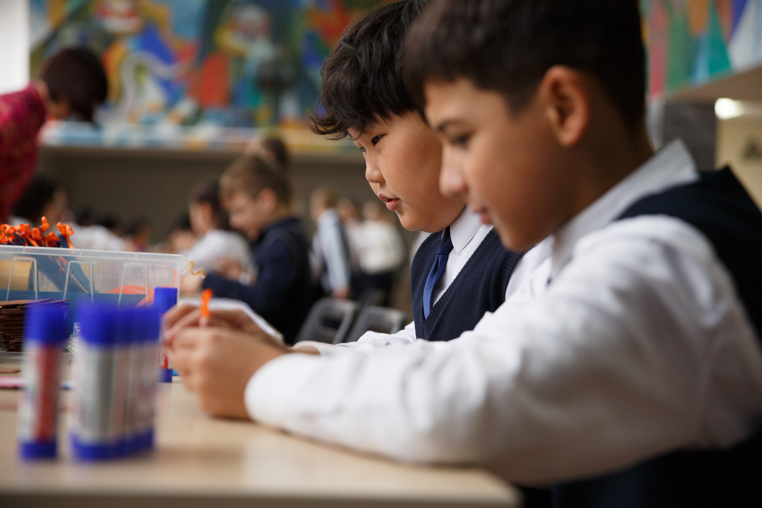 Ученики за партой на мероприятии недели детской книги.