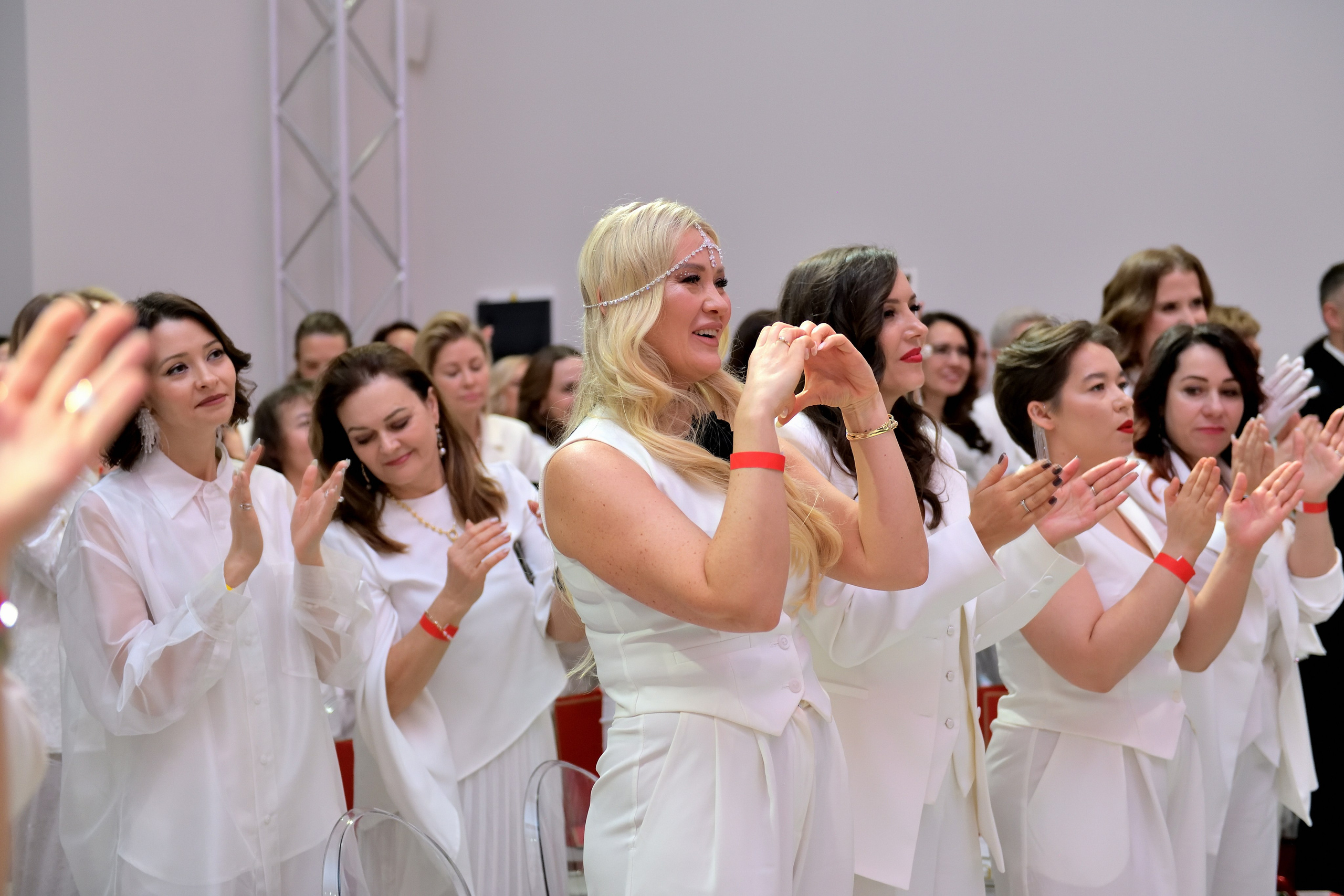 "Девушки в белом на мероприятии Ирины Маруниной".