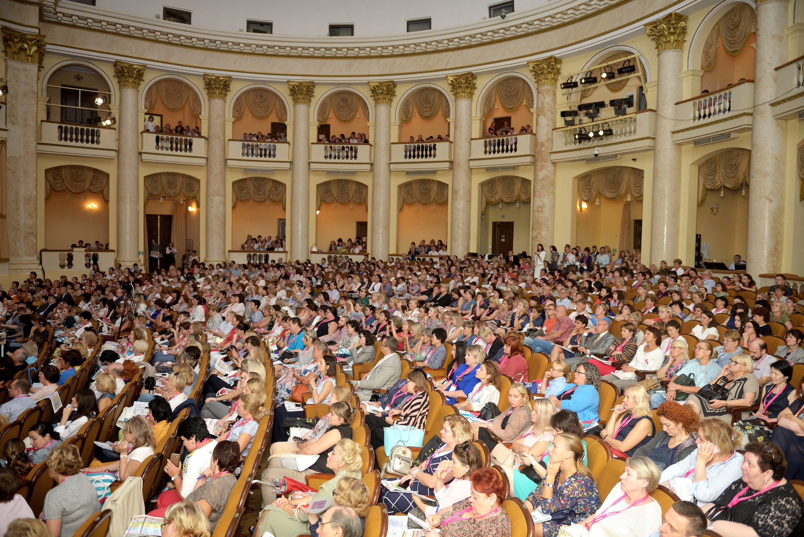 "Открытие большой медицинской конференции в городе Сочи".