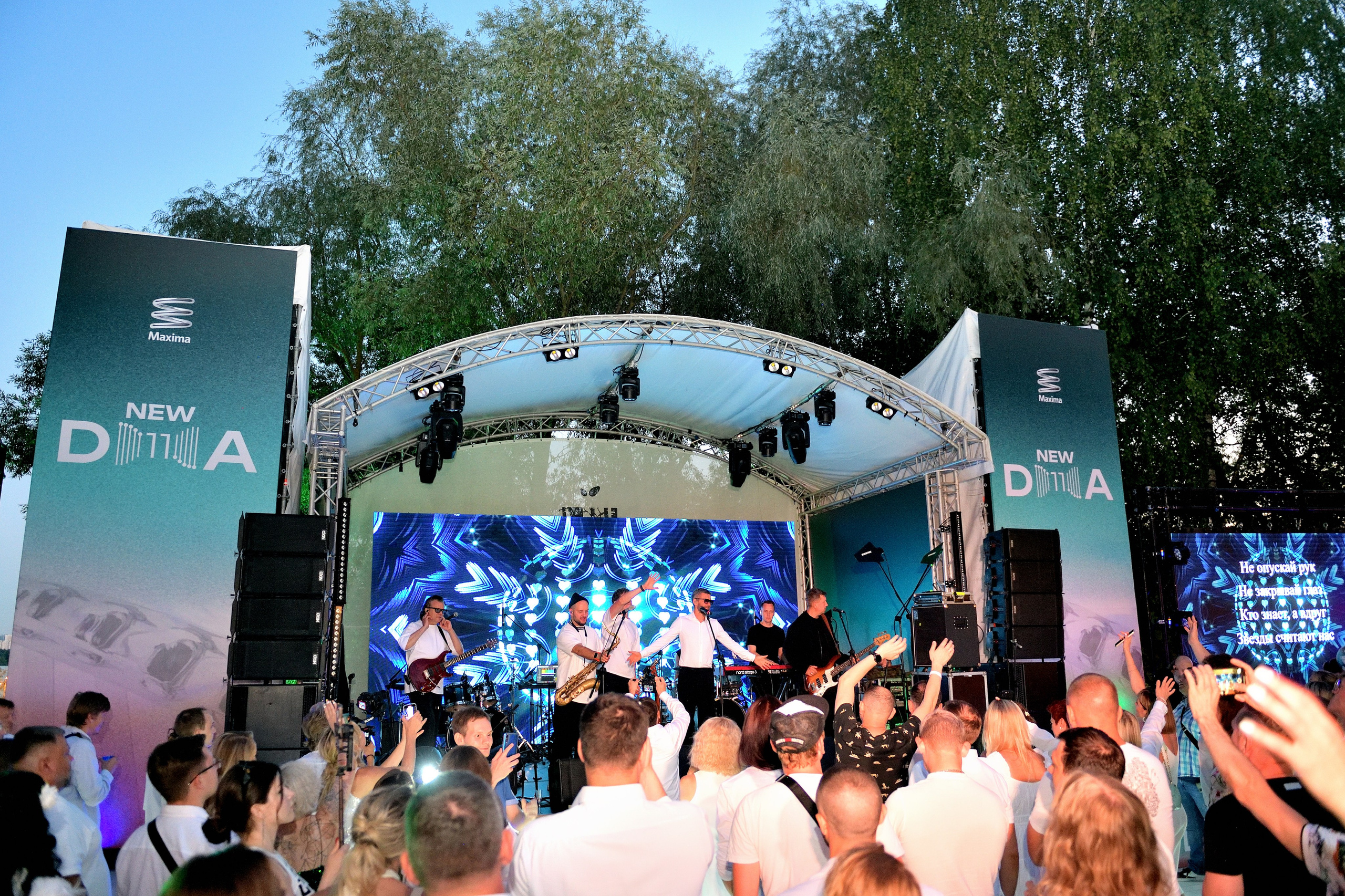 "Зрители танцуют и подпеваю. Погружаются в атмосферу концерта".