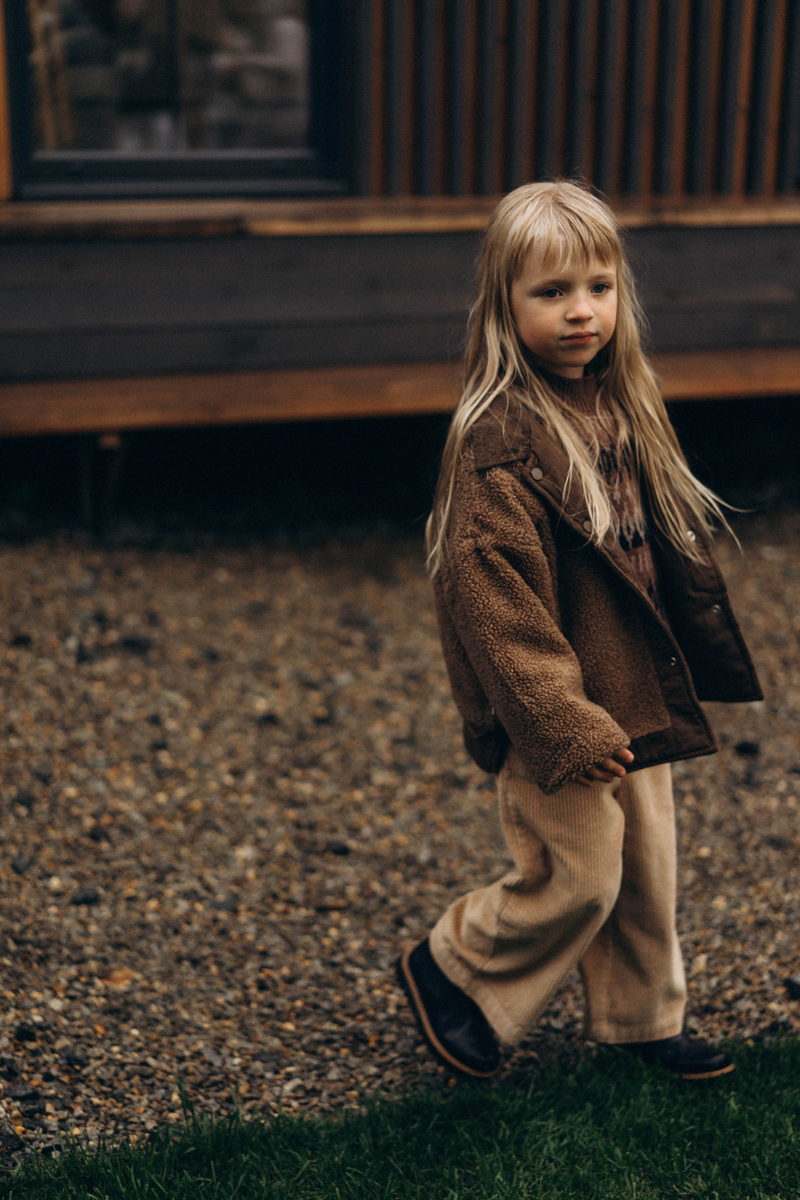 Фотосессия у дома во дворе мама и дочка. Фотограф Екатеринбург Кокшарова Александра