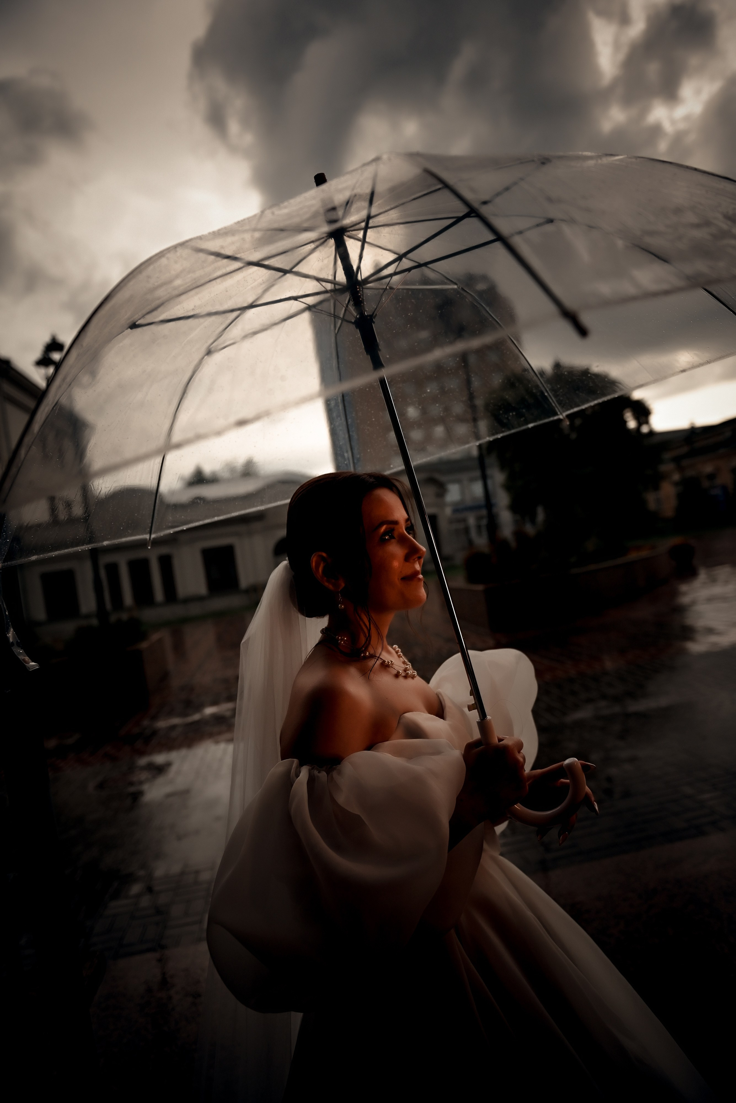 Небольшая свадебная серия в музее и прогулкой под дождем Эльмиры и Ризата. Свадебный, семейный, детский, контент фотограф в Омске Максим Ильин