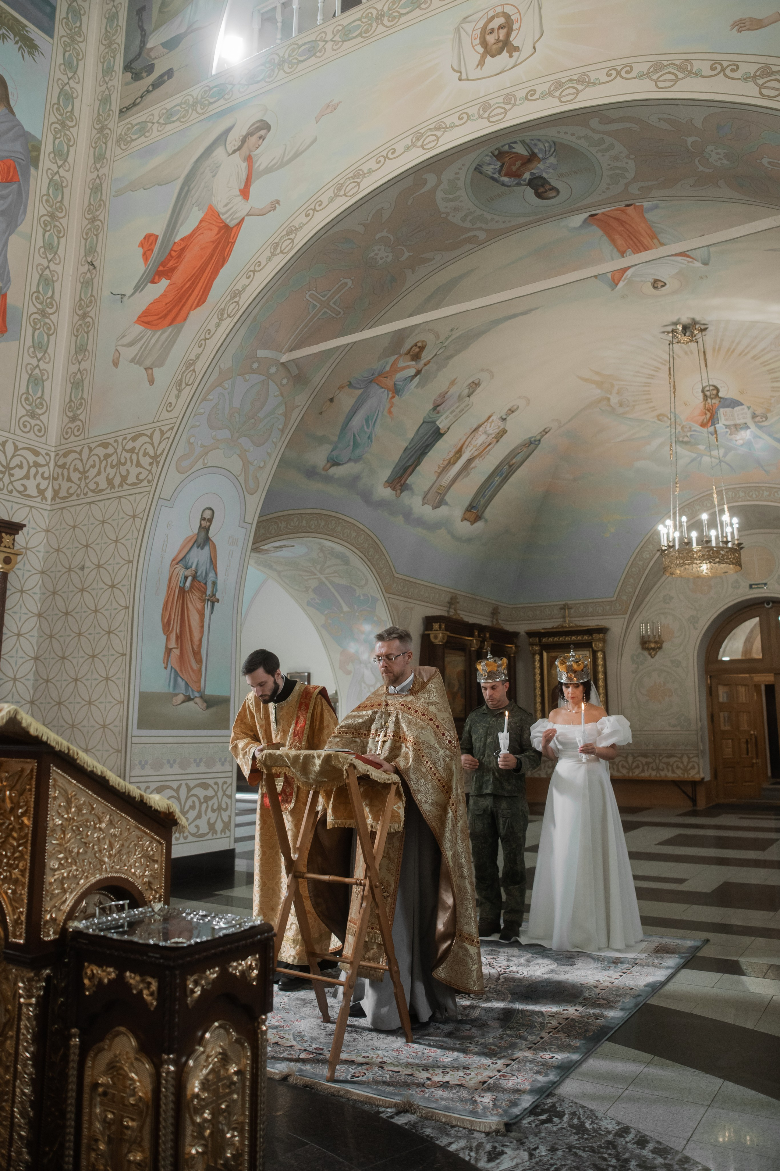 Венчание в храме Апостола Петра. Фотограф на крещение и венчание, семейный фотограф в Санкт-Петербурге