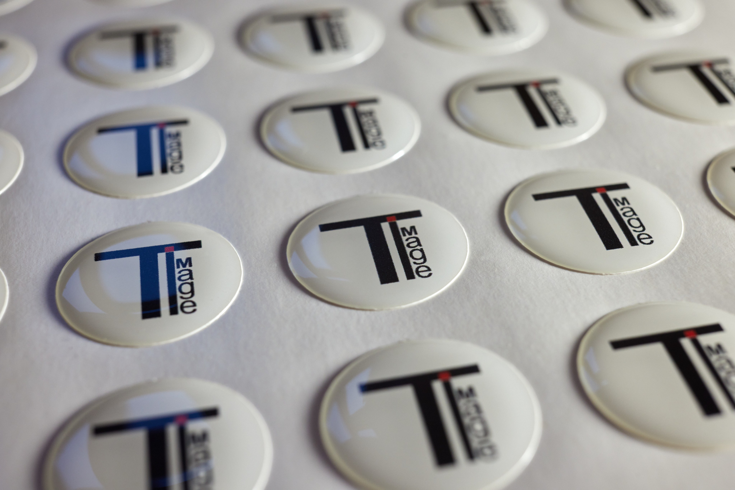 Полимерная этикетка. Имидж Технологии — Производство сувенирных магнитов, заливных этикеток и значков. Репортажная фотография в Кирове Кировской области