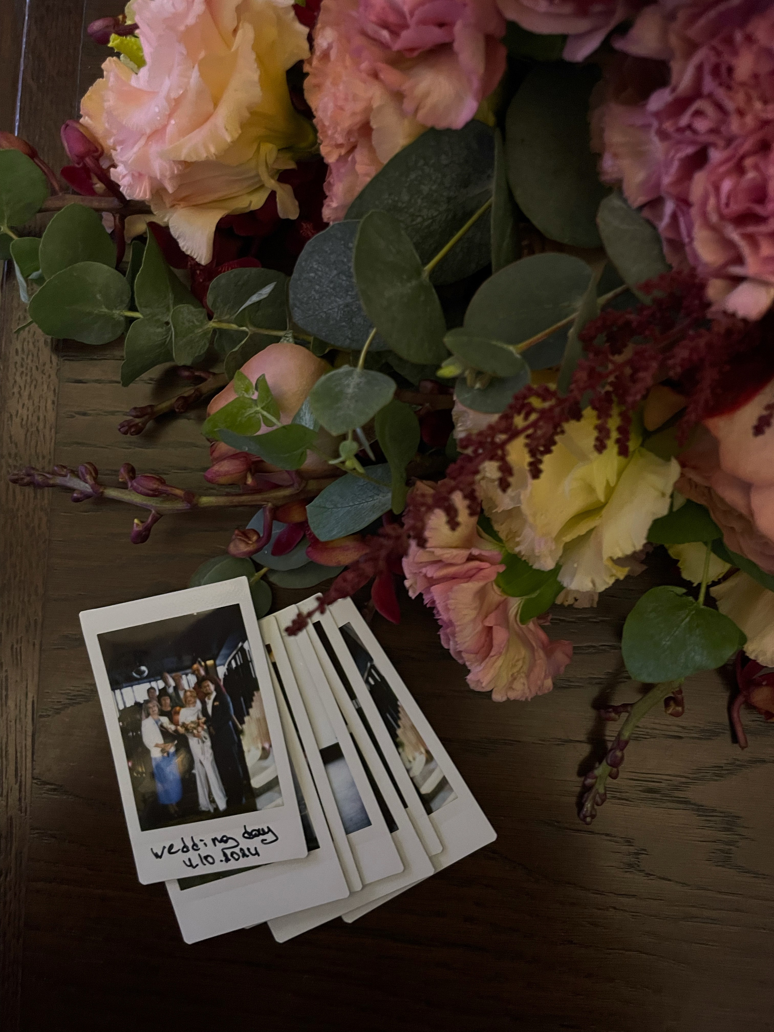 Кадры на инстакс instax моментальная фотография. Фотограф про чувства, моменты, любовь. свадебный и портретный фотограф