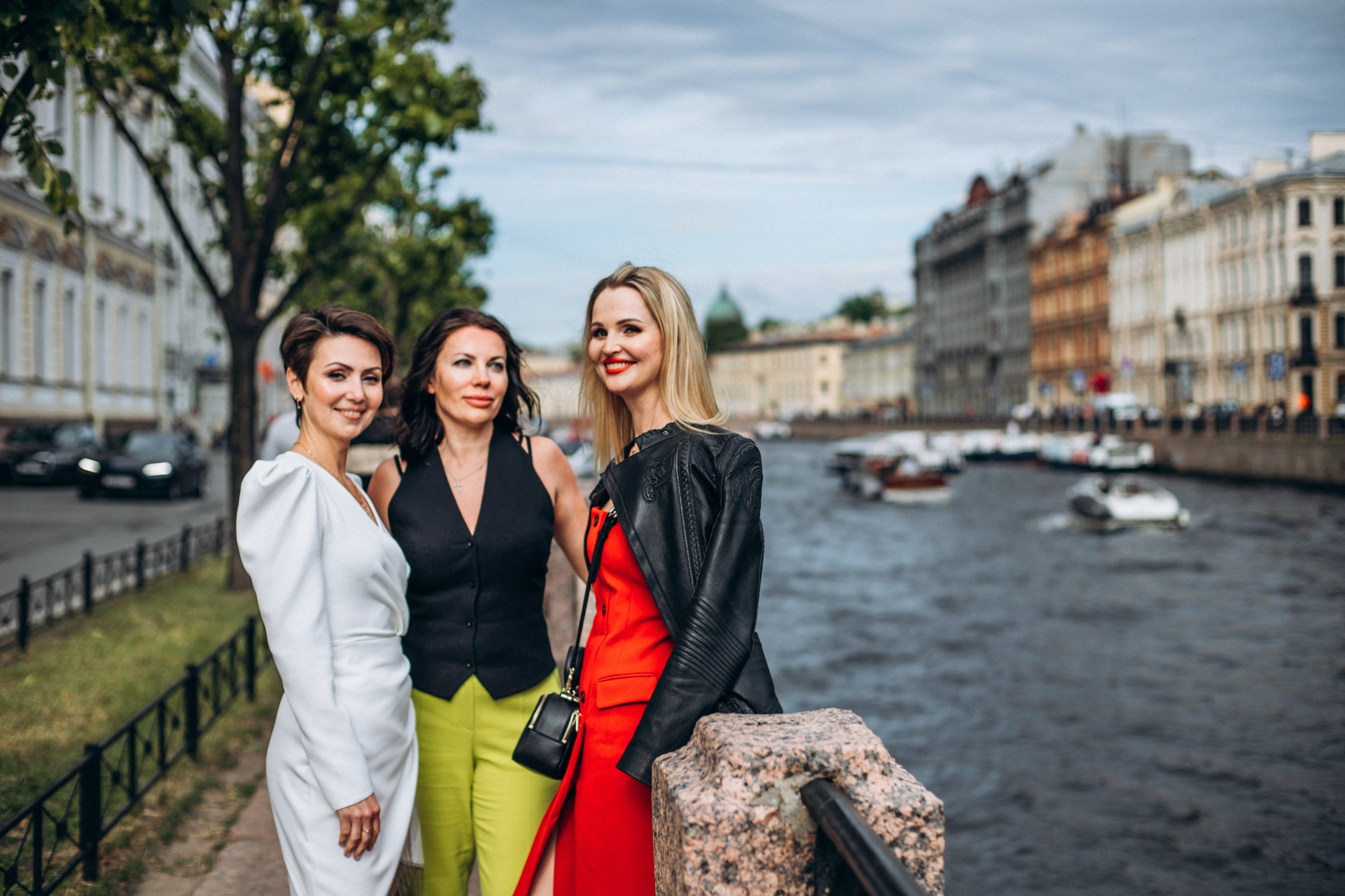 Ольга, Настя и Марина в июне. Фотопрогулка в Петербурге. Индивидуальный и семейный фотограф в Санкт-Петербурге