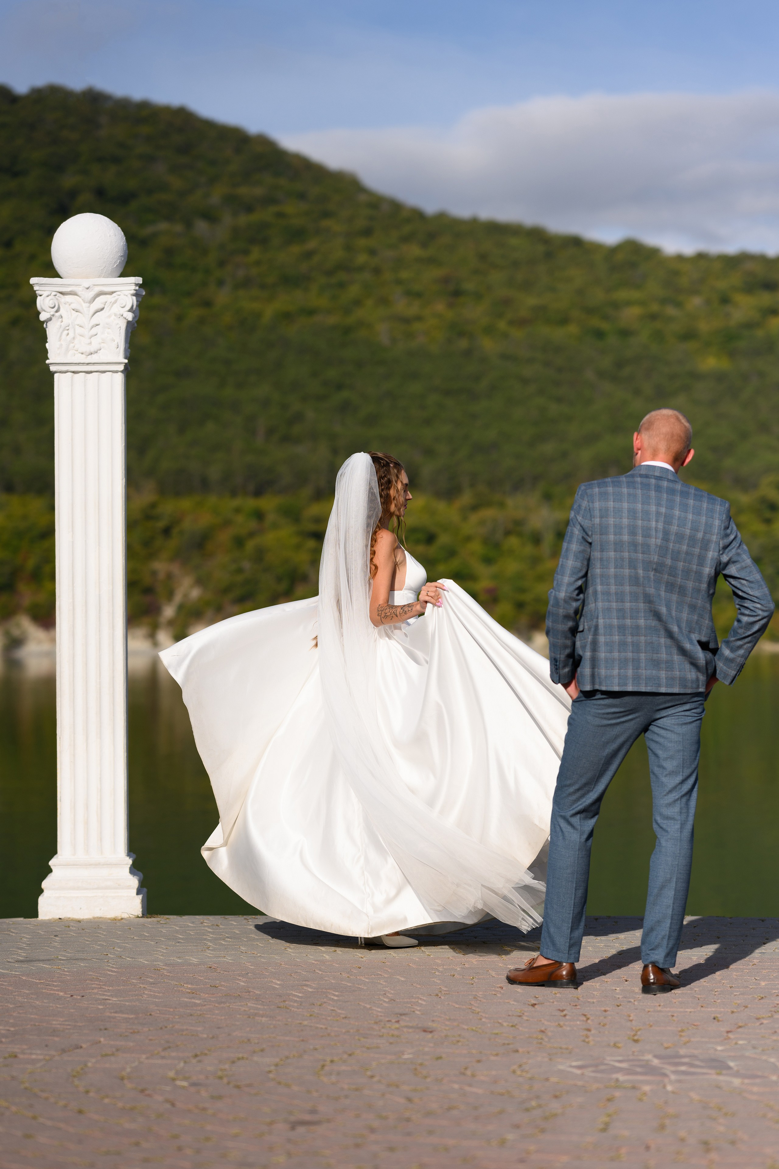 Невеста танцует.