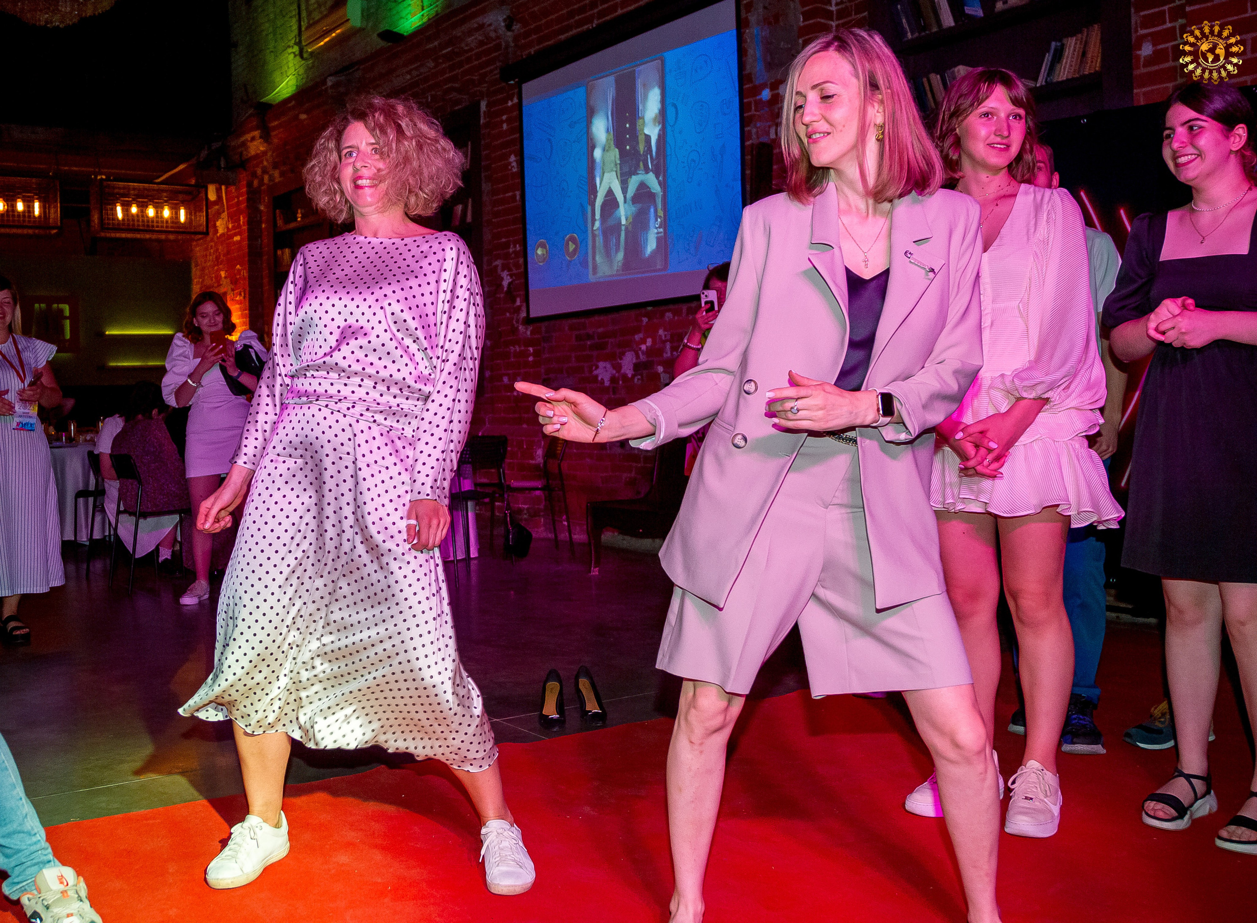 Выпускной 2023 (Школа 548; 9 Ж класс) AG Loft «Библиотека», Москва. Репортажная съемка в Москве и области. Анималистика