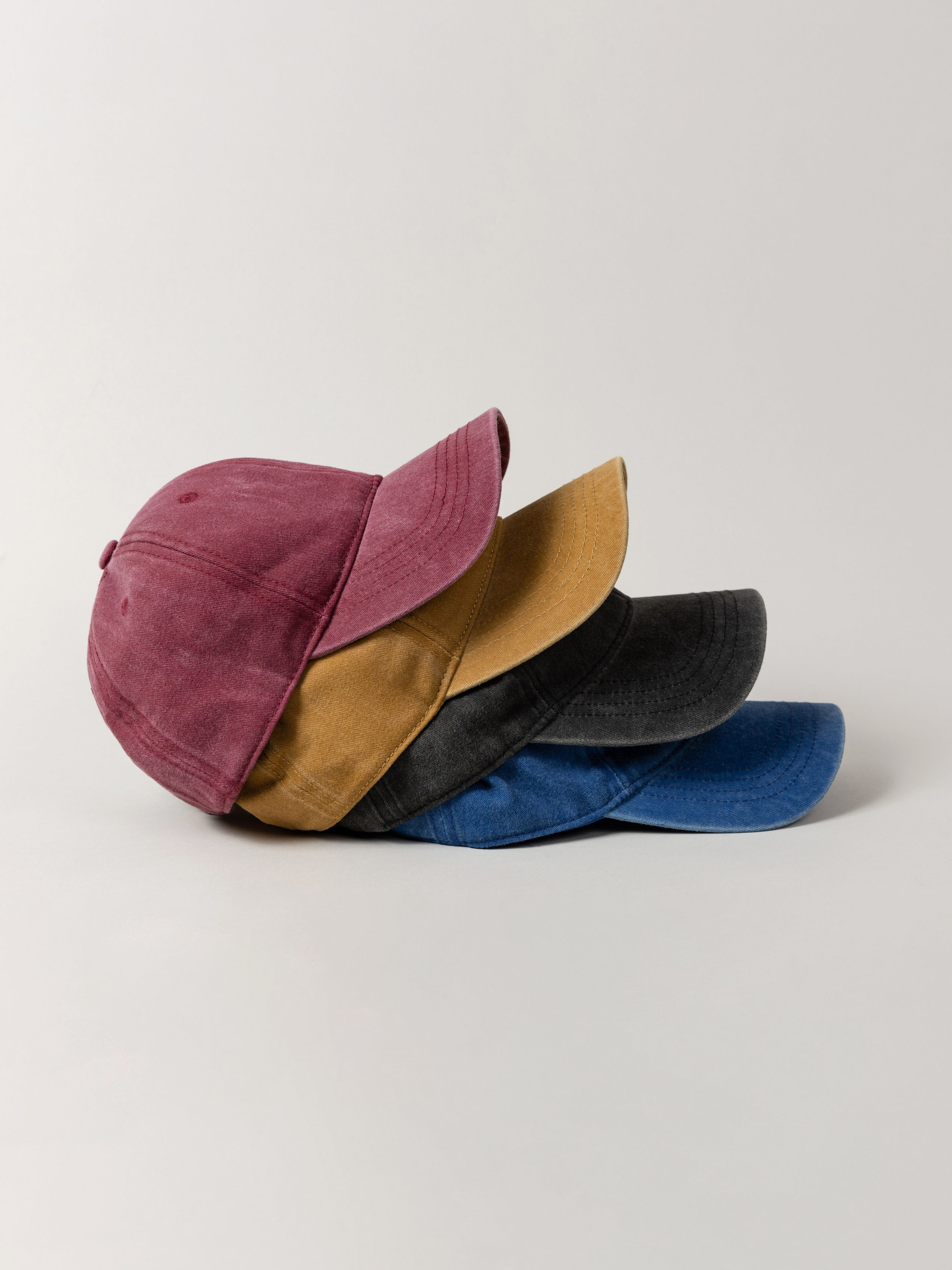 Четыре кепи разного цвета наложены друг на друга.