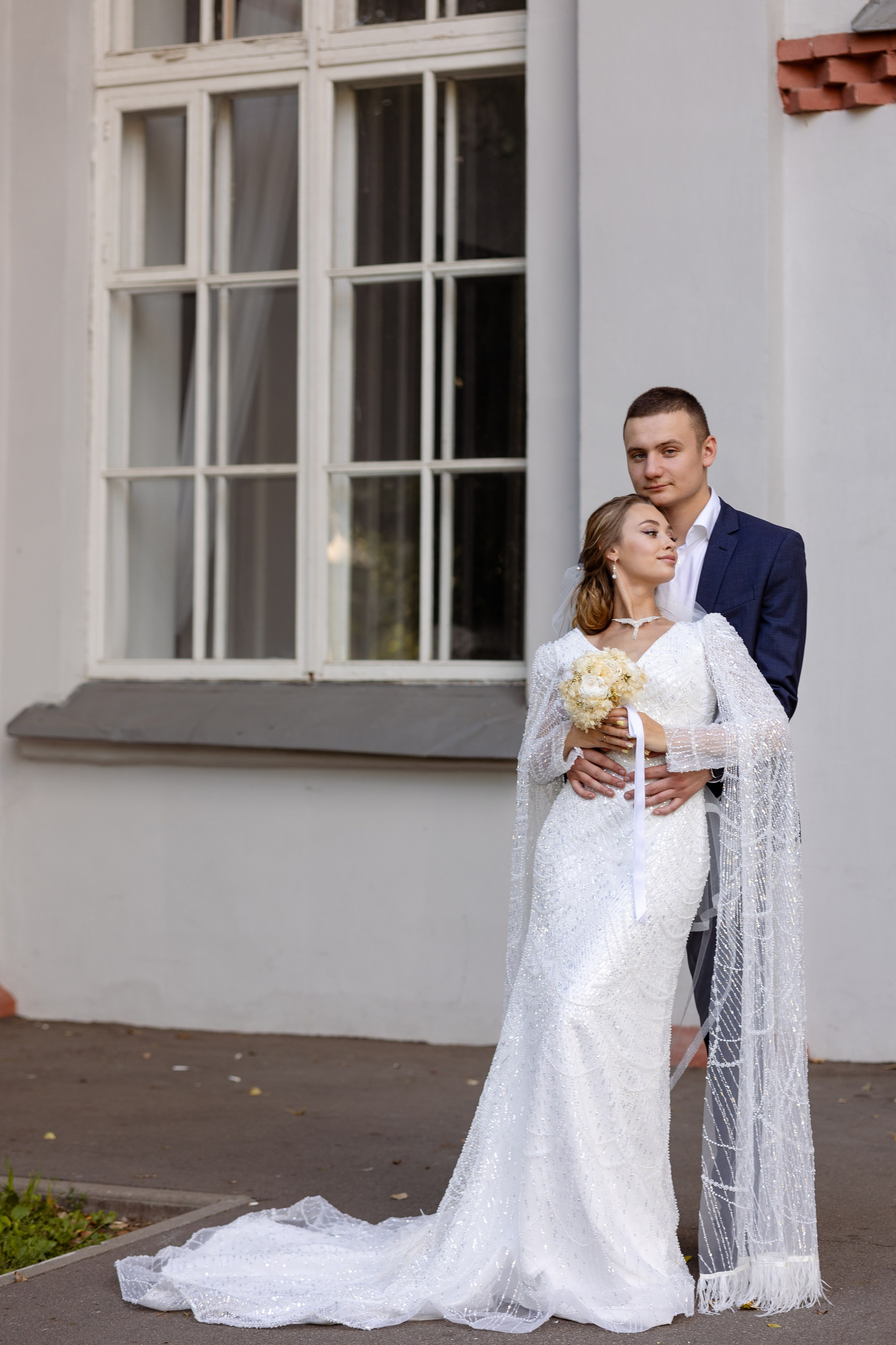 Жених прижал невесту.Фото во весь рост.