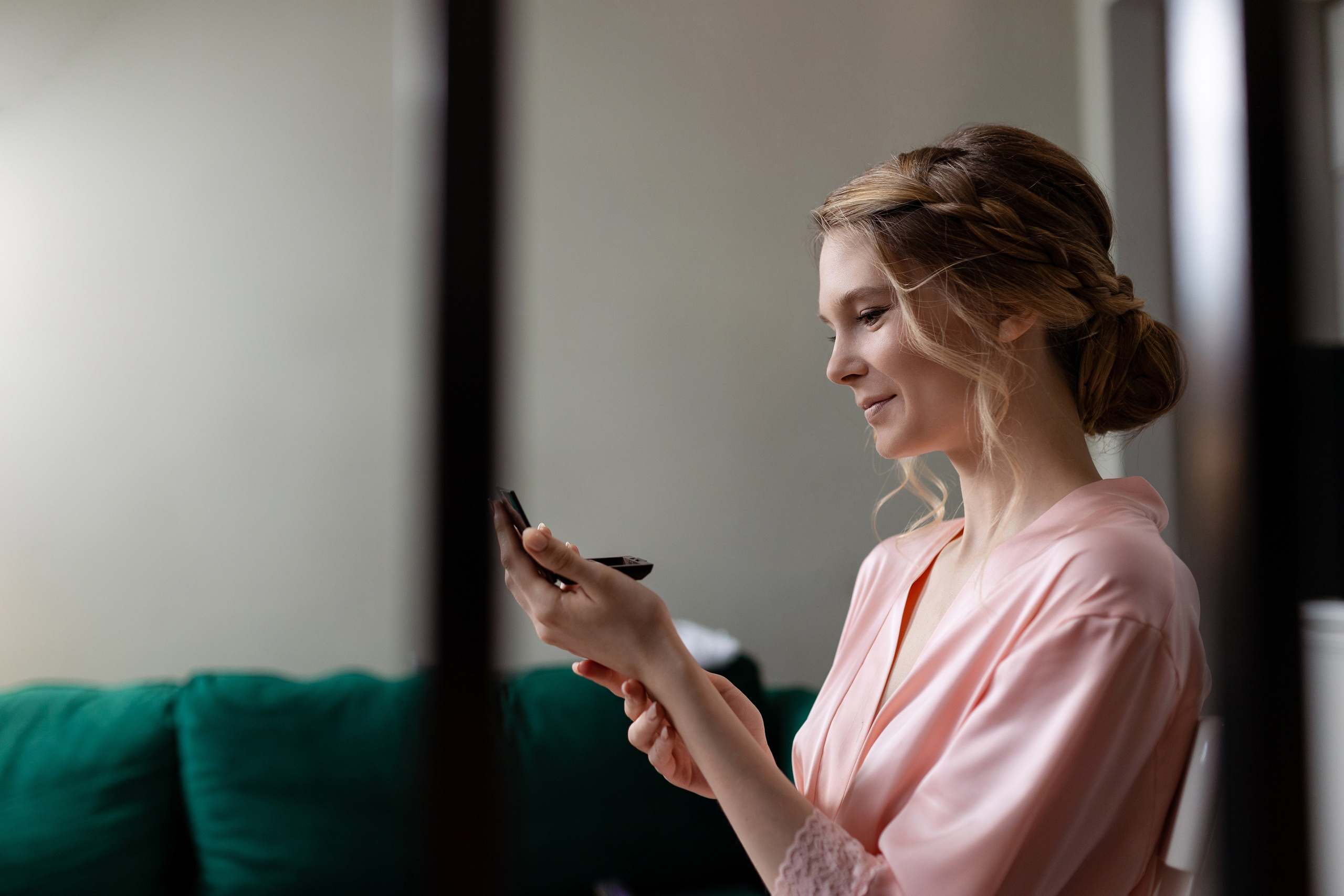 А теперь невеста любуется прической, смотря в зеркальце.