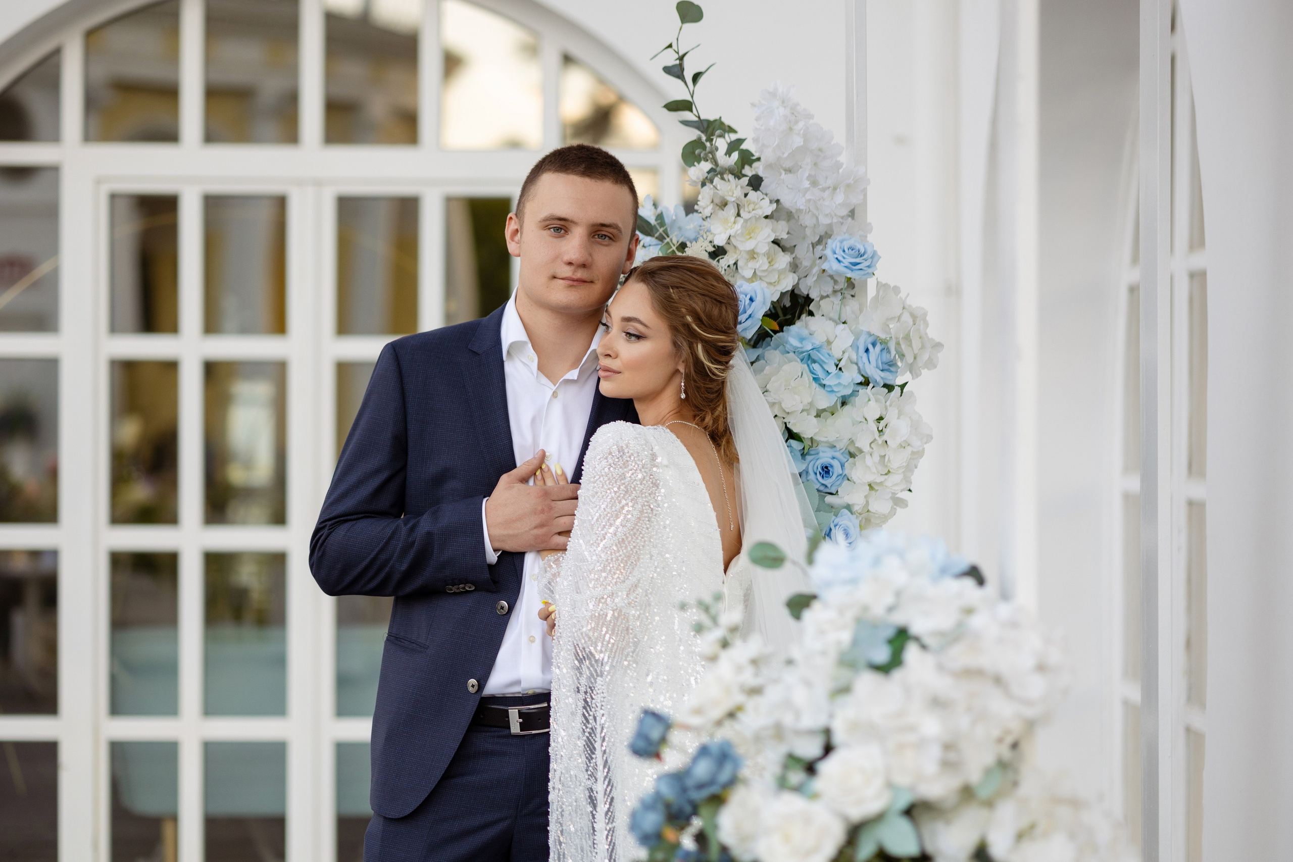 Молодые задержались у арочного окна.