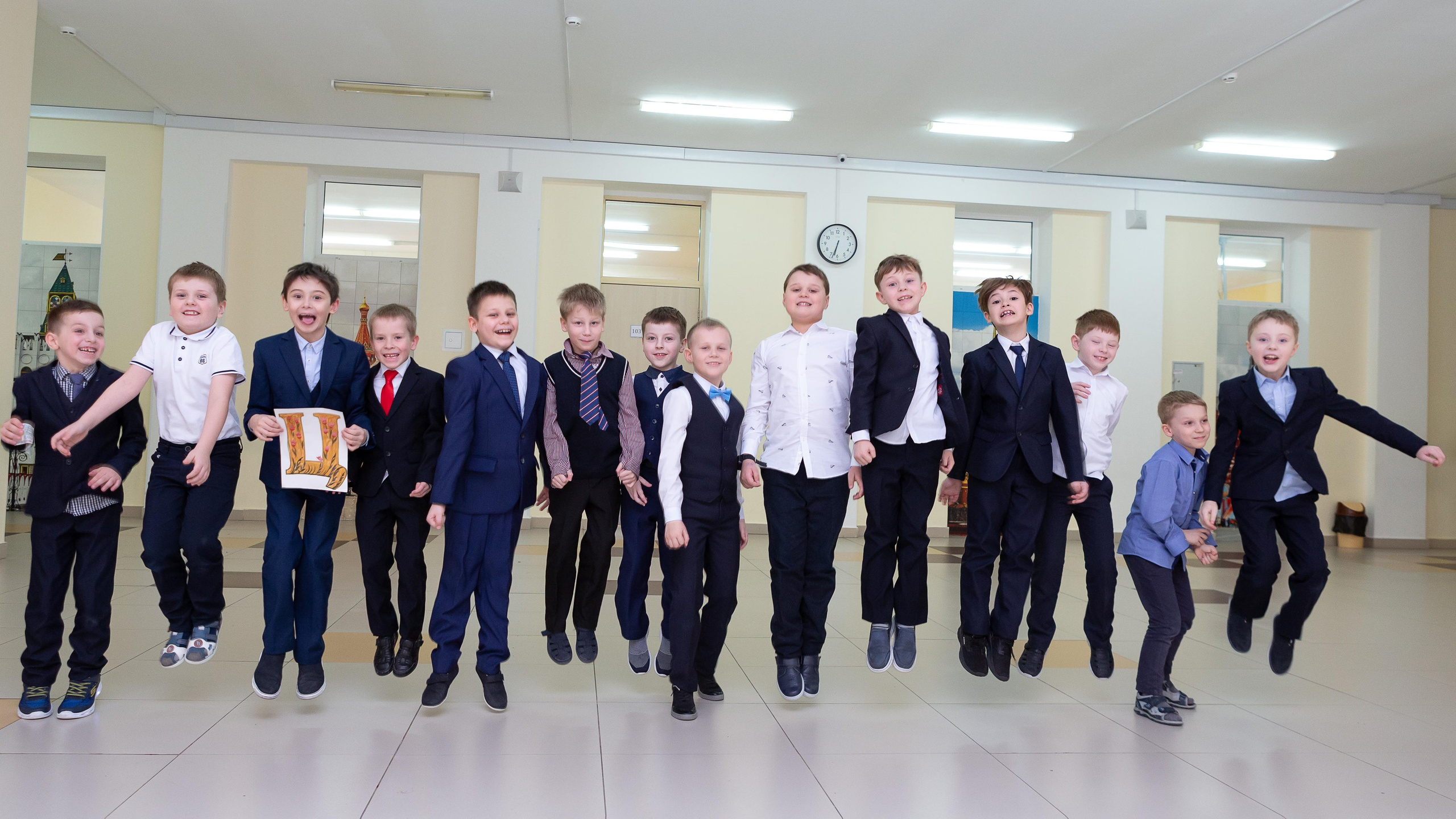 Гимназия №7 Подольск дети в коридоре