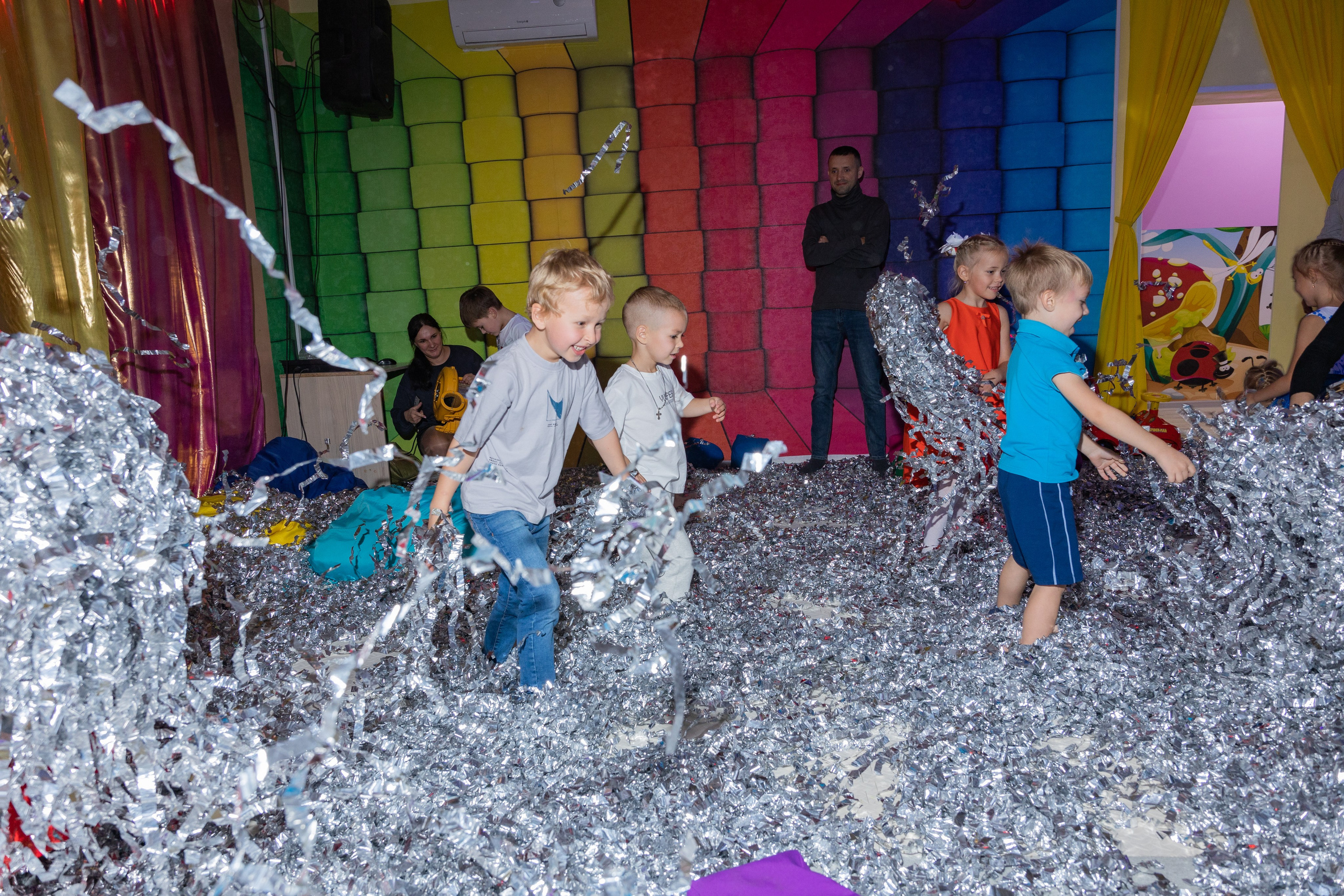 День Рождение в детском центре Качели. Выпускные альбомы во Владивостоке