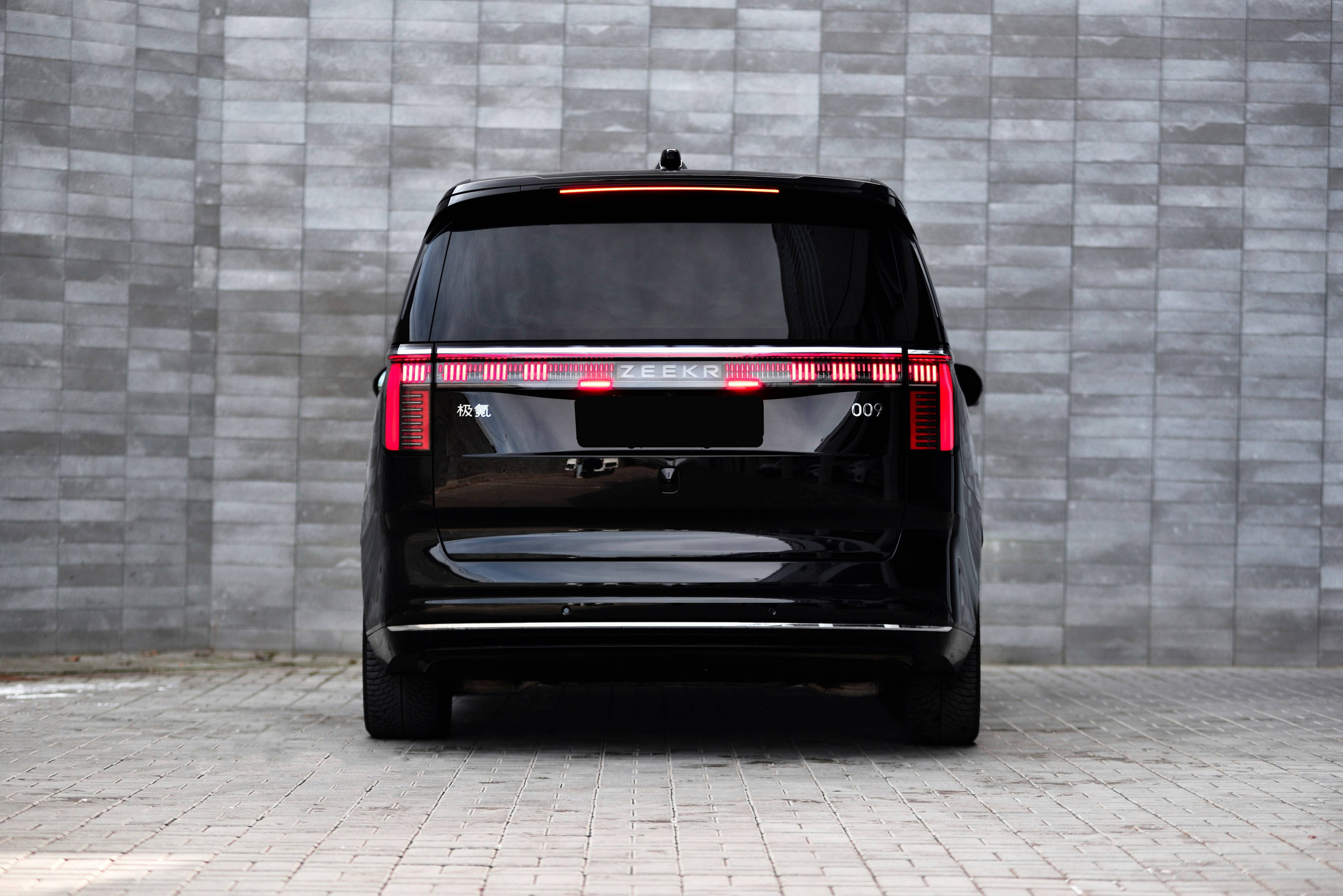 Zeekr 009. Автомобильный и интерьерный фотограф в Минске Александр Тагаев