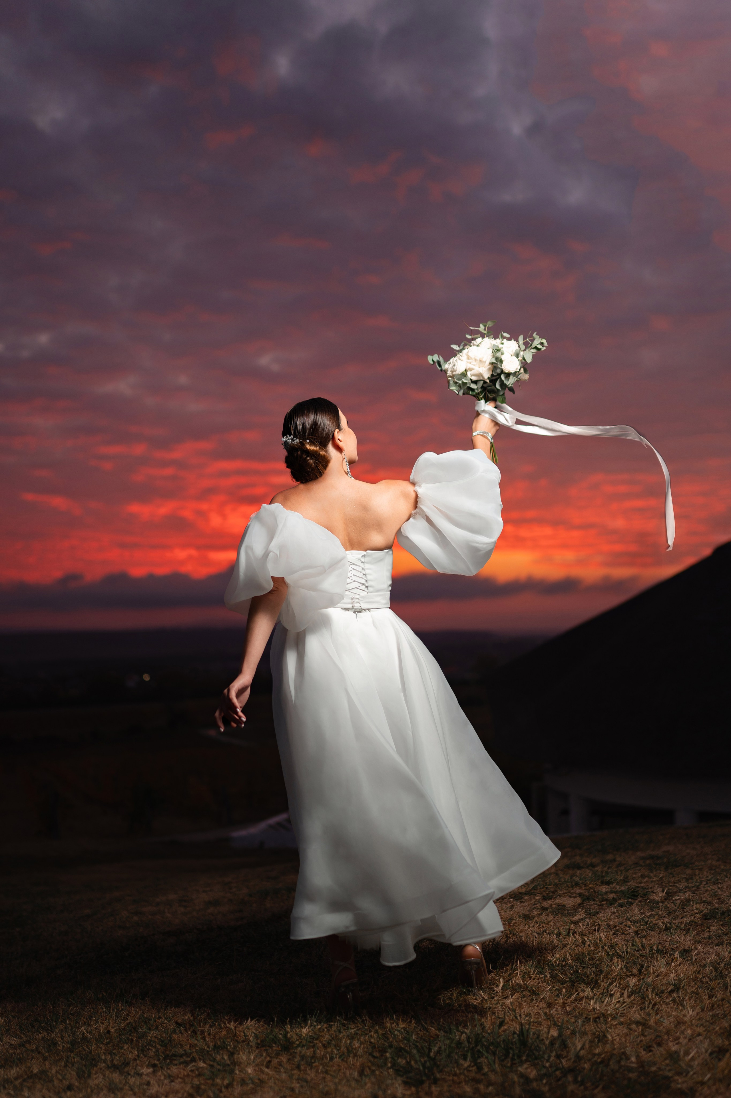 Закатная фотография невесты, красивый красный закат,  образ невесты на закате, свадебная фотосессия в Анапе
