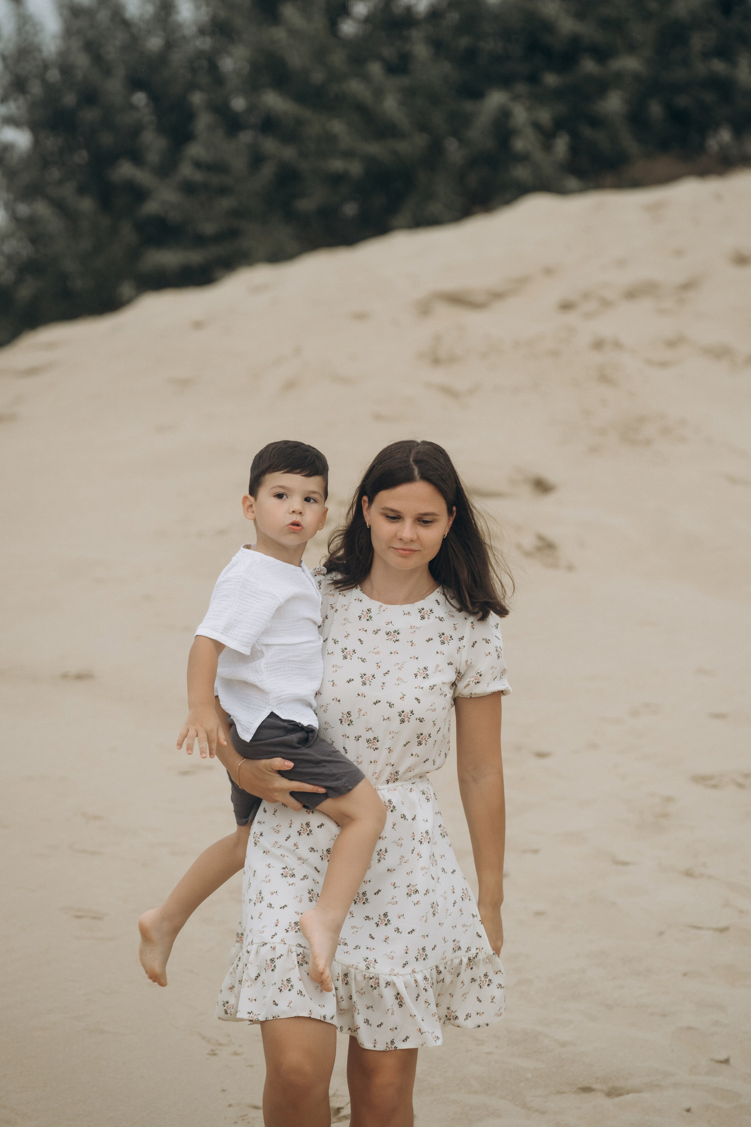 Фотограф на Голубицкой запечатлел игру – дети пускают бумажные кораблики, фотограф Голубицкая