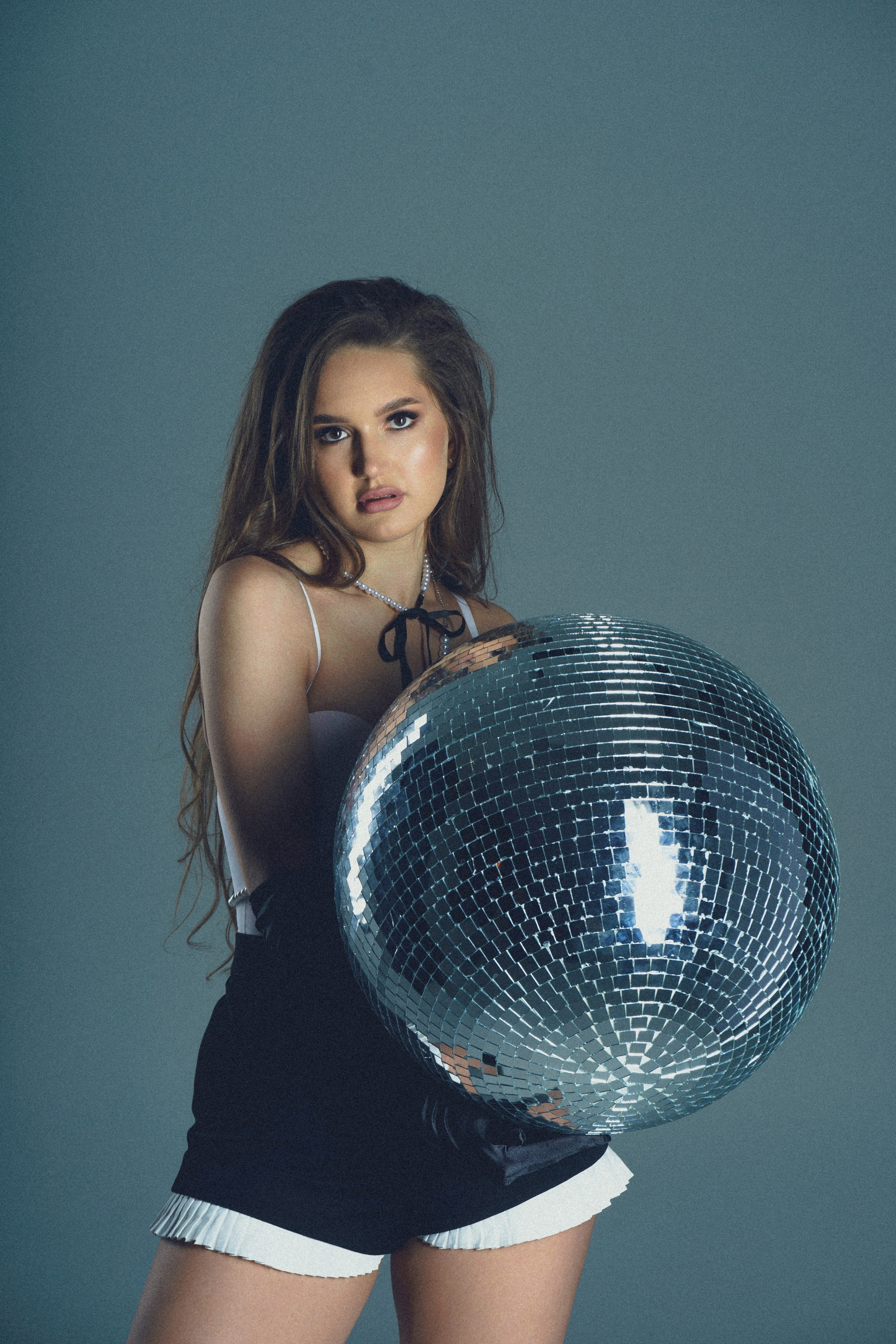 Ночной клуб в кадре: фото с диско-шаром. Яркие кадры с эффектом дискотеки. Доступно в Анапе, Геленджике, Абрау-Дюрсо, Кабардинке, Новороссийске, Темрюке, Краснодаре.