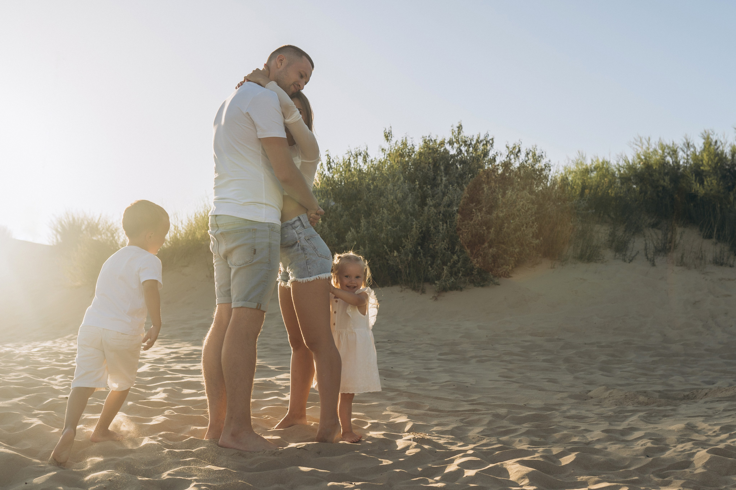 Анапский фотограф снял творческий процесс - дети украшают песочный замок ракушками и водорослями