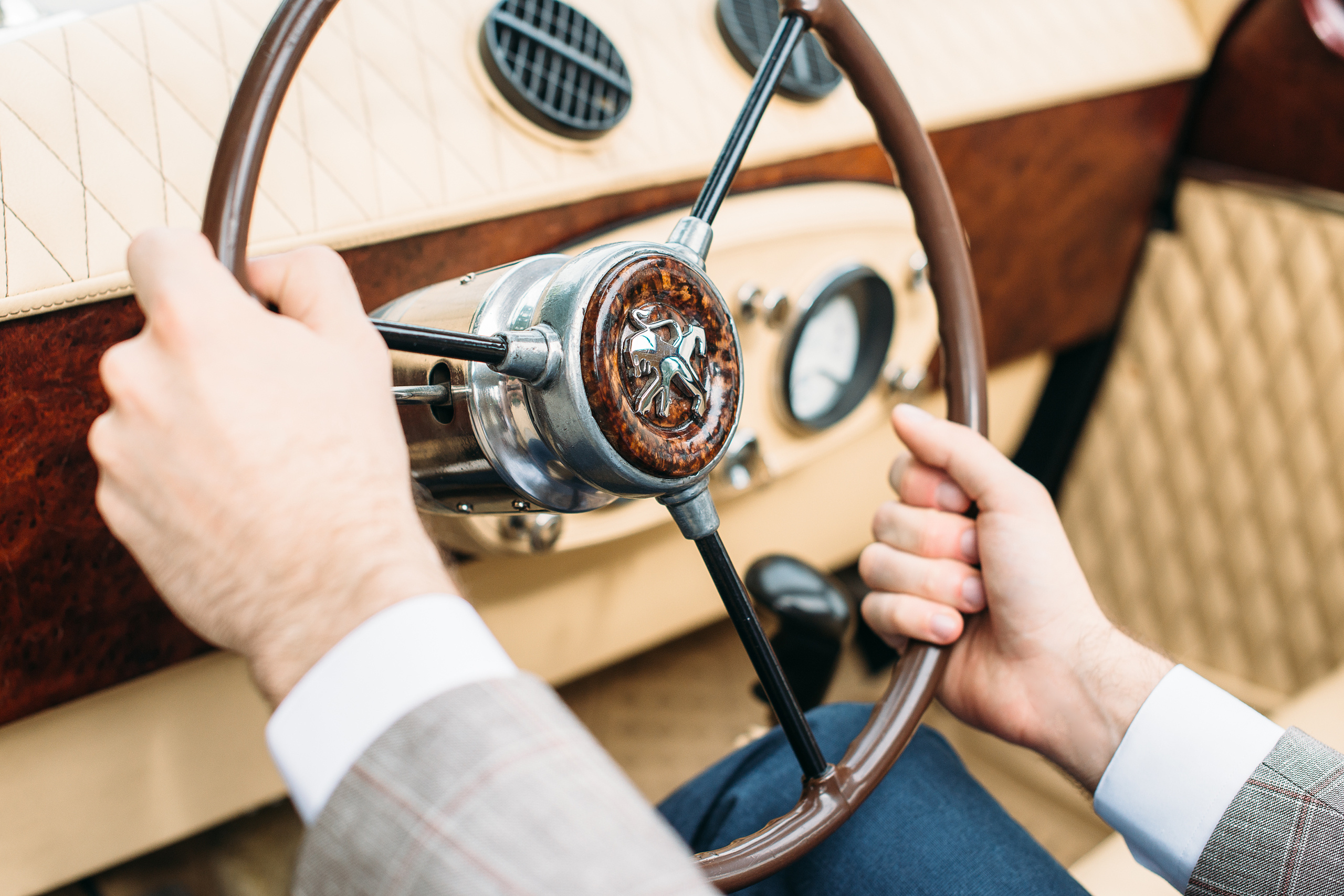 Свадебная съемка с ретро автомобилем