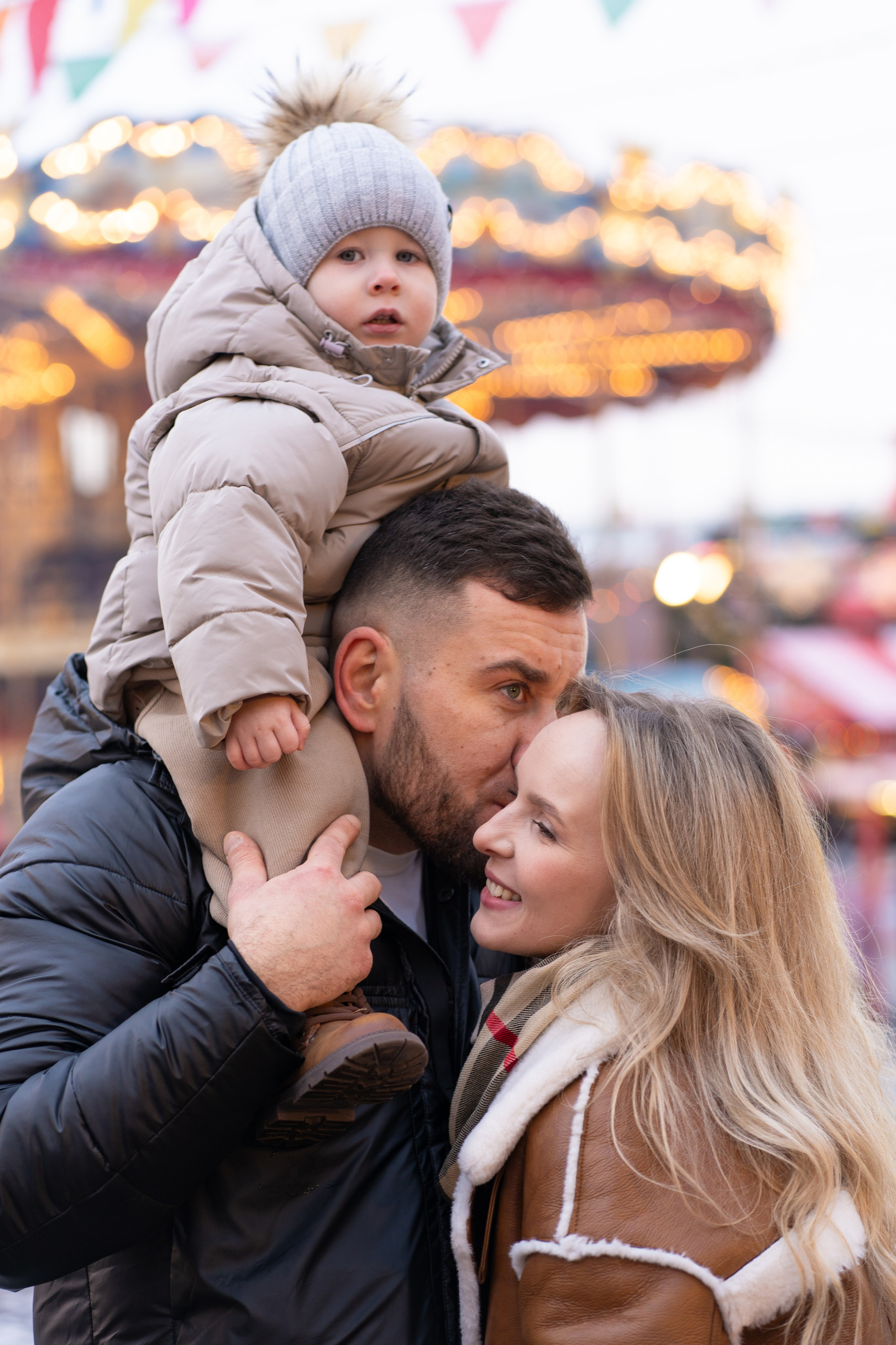 Павел, Егор и Наталия на ГУМ Ярмарке. Свадебный фотограф в Москве Анна Полушина