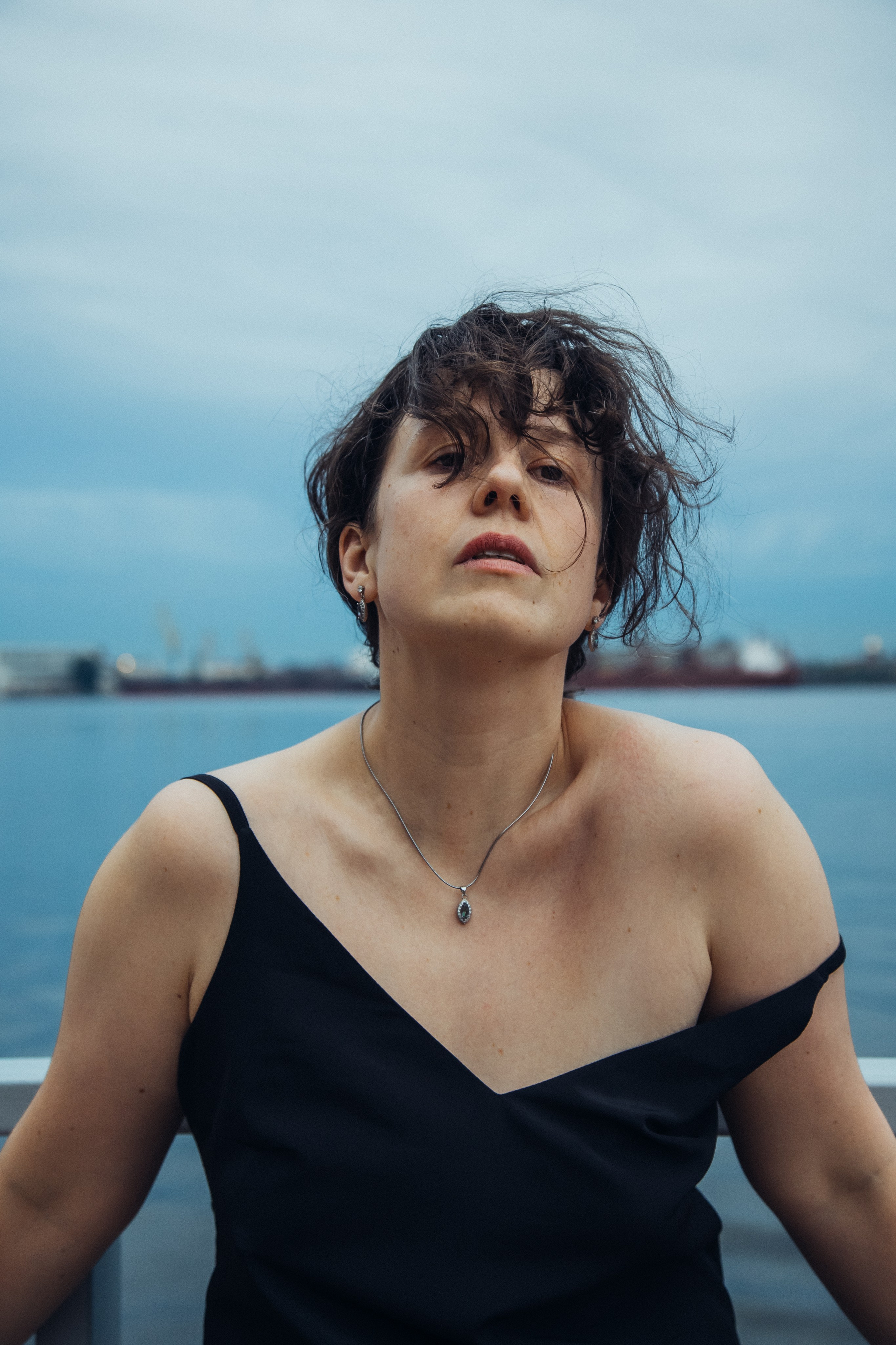 женщина у воды