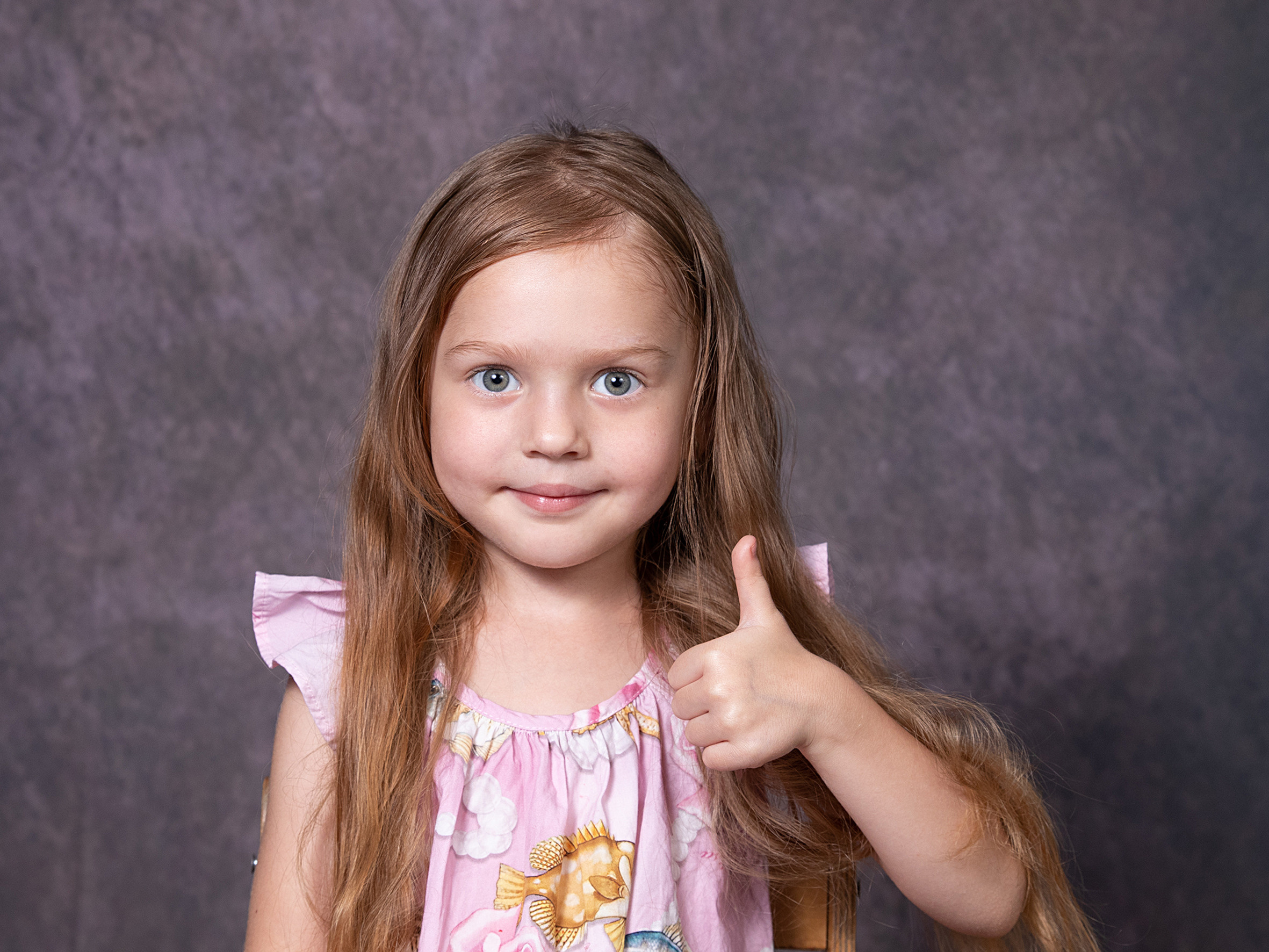 Фотосессия Эмоциональный портрет для выпускных альбомов в детском саду, на фото рыжая девочка с длинными волосами