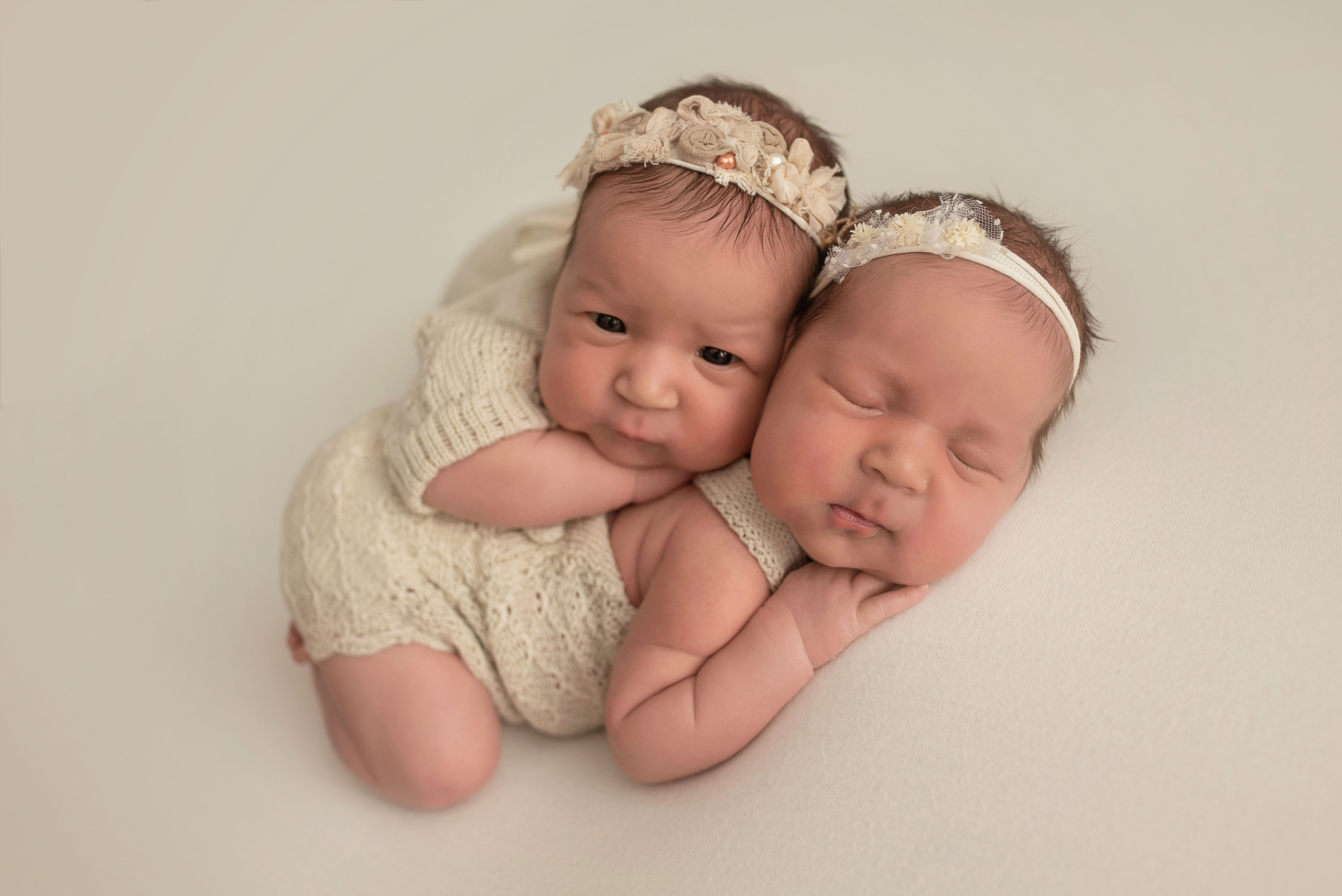 Арина и Элина. Фотограф новорожденных в Уфе