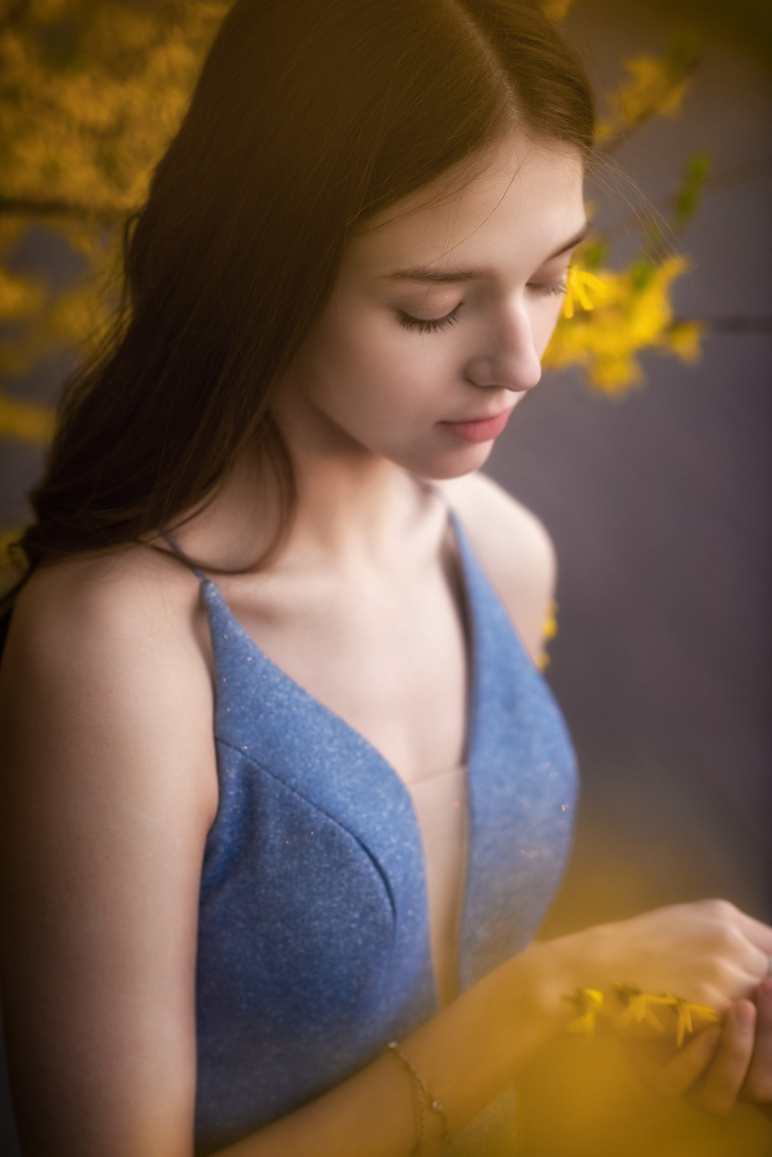 Портрет в Форзиции. Женский фотограф Крещение Венчание Москва Брянск