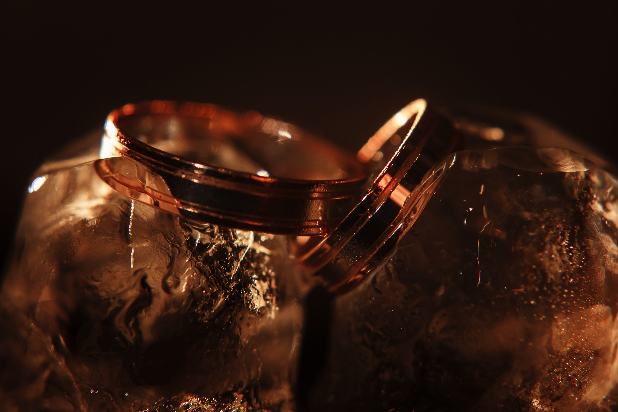 Свадебные кольца. Сборы жениха и невесты в пос.Мостовском. База отдыха "Аква-Вита". Свадебный фотограф Дмитрий Шевченко.