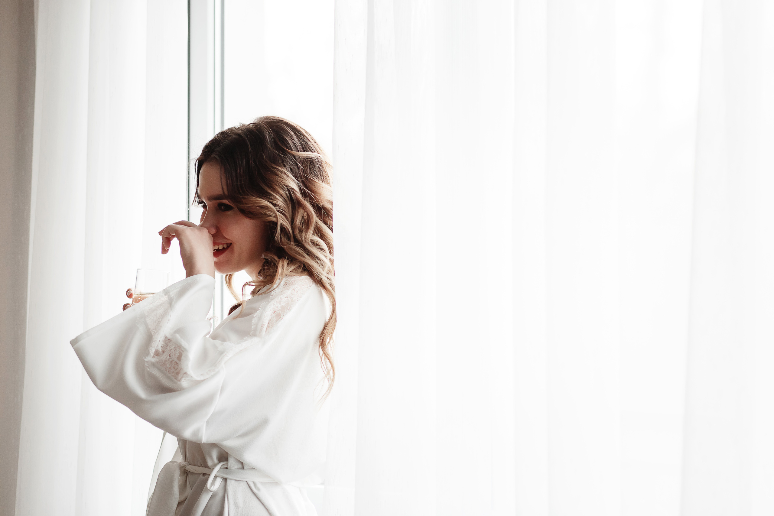 Улыбка невесты. Сборы жениха и невесты в пос.Мостовском. База отдыха "Аква-Вита". Свадебный фотограф Дмитрий Шевченко.