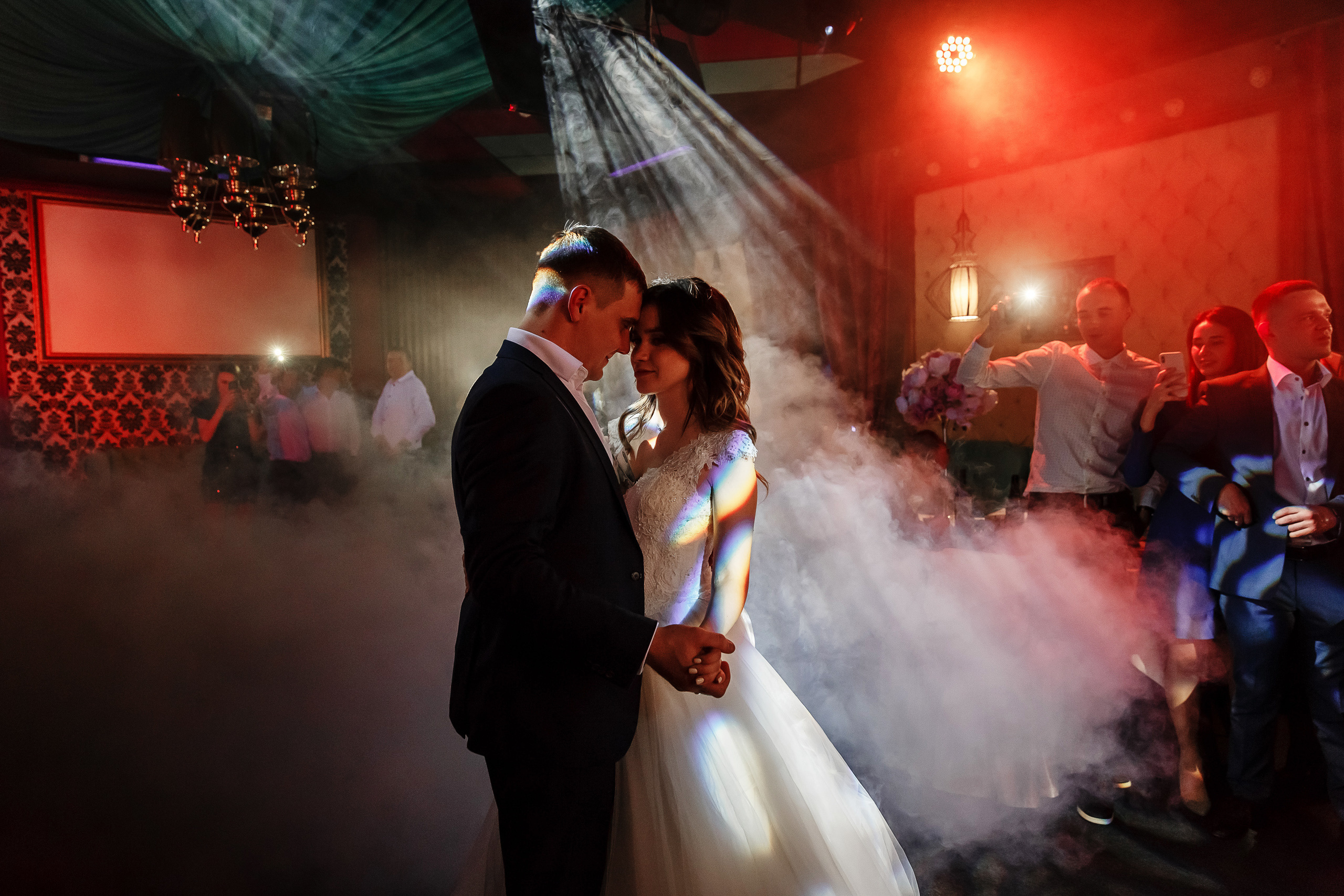 Первый танец жениха и невесты. Свадебный банкет в Караоке-баре "АКВАПЭЛЛА" в пос.Мостовской. Фотограф deemvest.ru