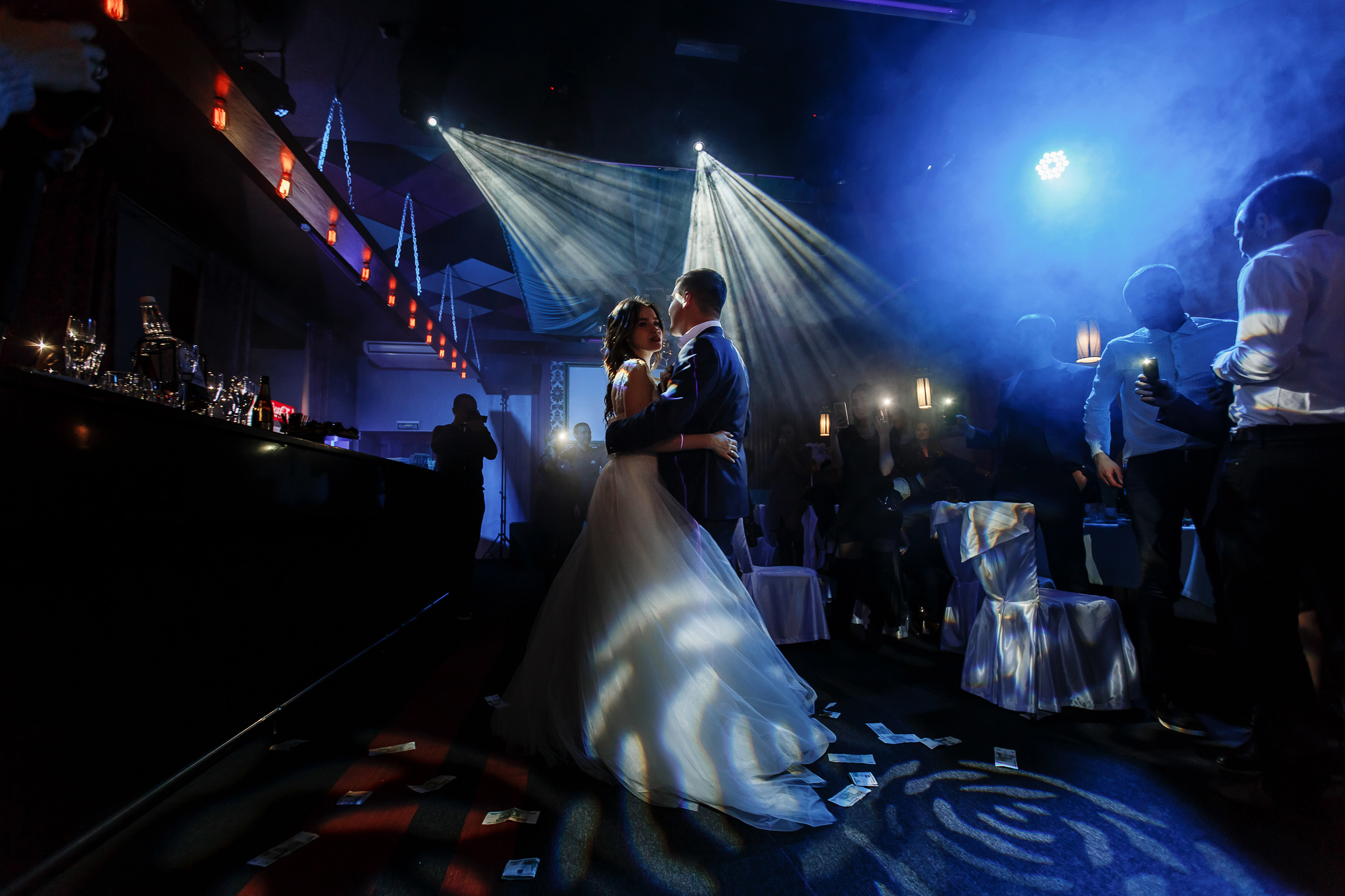 Первый танец жениха и невесты. Свадебный банкет в Караоке-баре "АКВАПЭЛЛА" в пос.Мостовской. Фотограф deemvest.ru