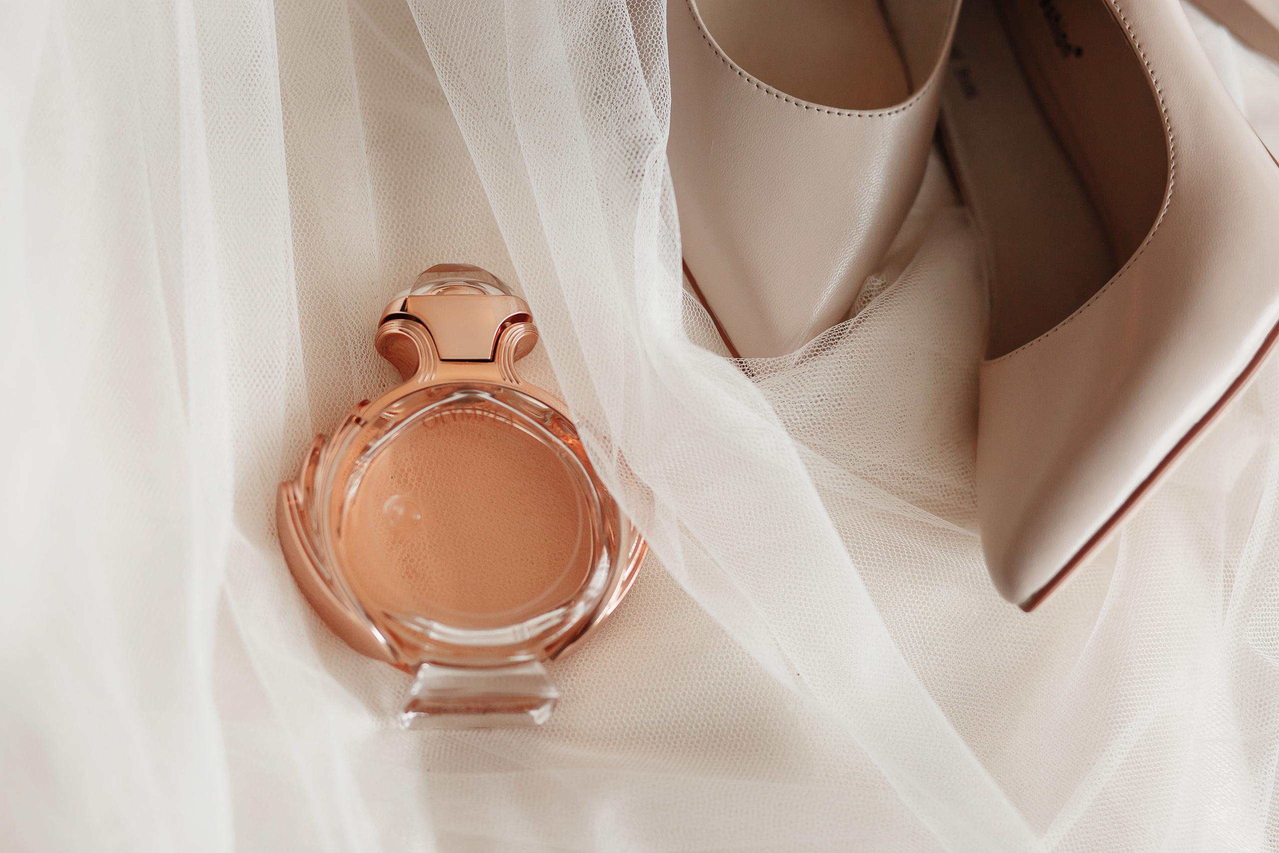 Туфли невесты.Сборы жениха и невесты в пос.Мостовском. База отдыха "Аква-Вита". Свадебный фотограф Дмитрий Шевченко.