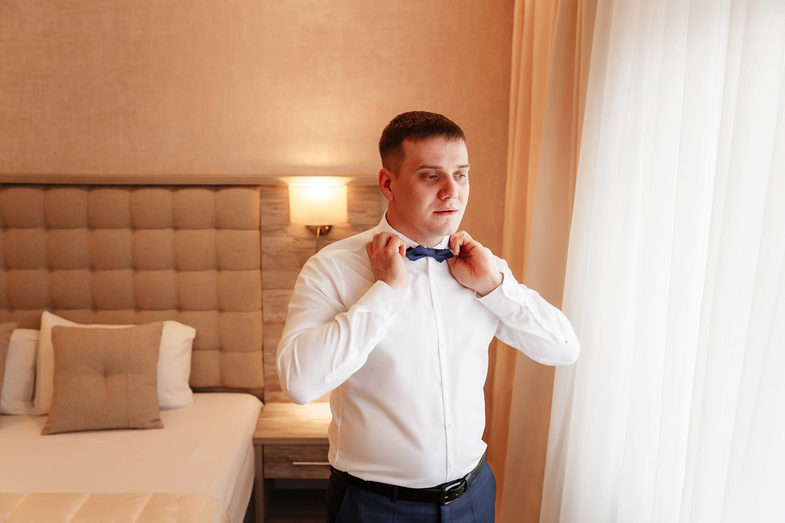 Портрет жениха. Сборы жениха и невесты в пос.Мостовском. База отдыха "Аква-Вита". Свадебный фотограф Дмитрий Шевченко.