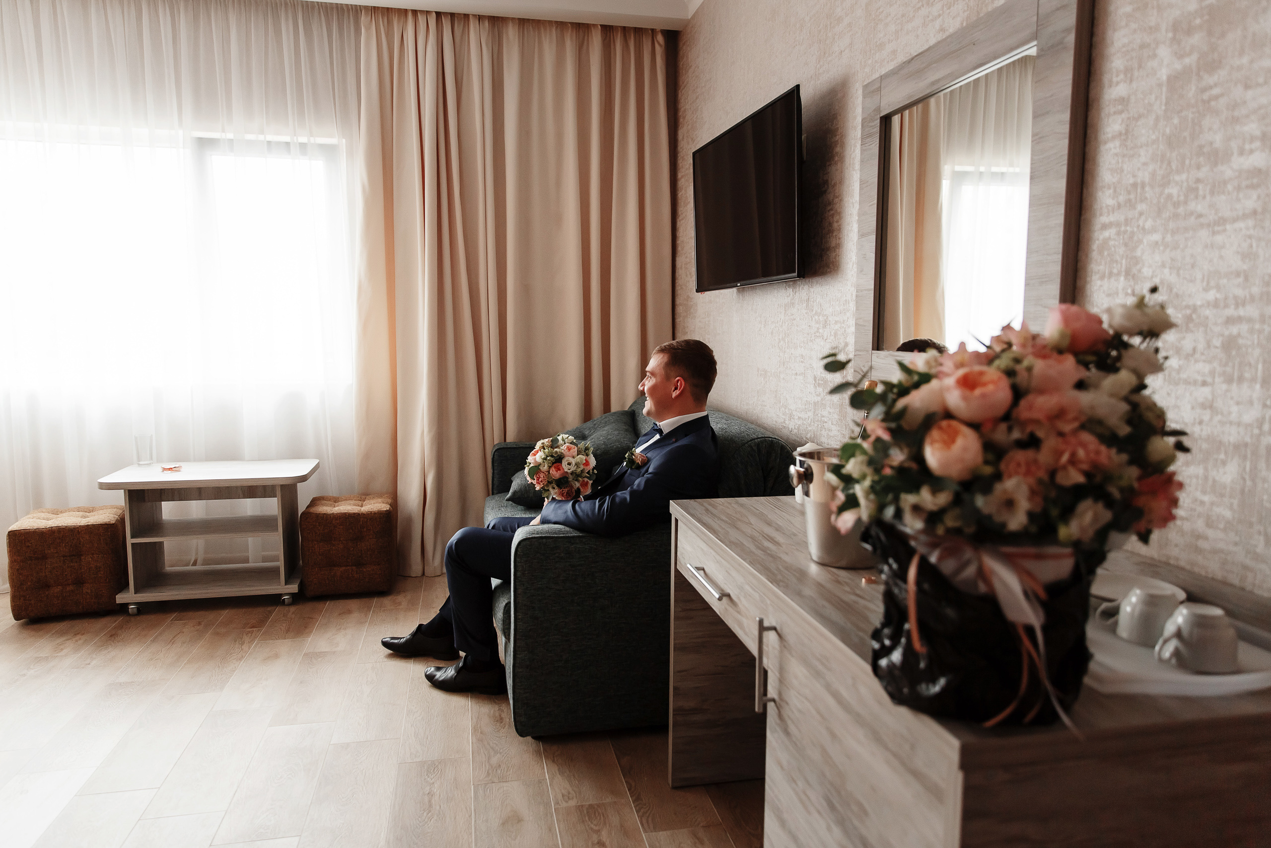 Жених в ожидании. Сборы жениха и невесты в пос.Мостовском. База отдыха "Аква-Вита". Свадебный фотограф Дмитрий Шевченко.