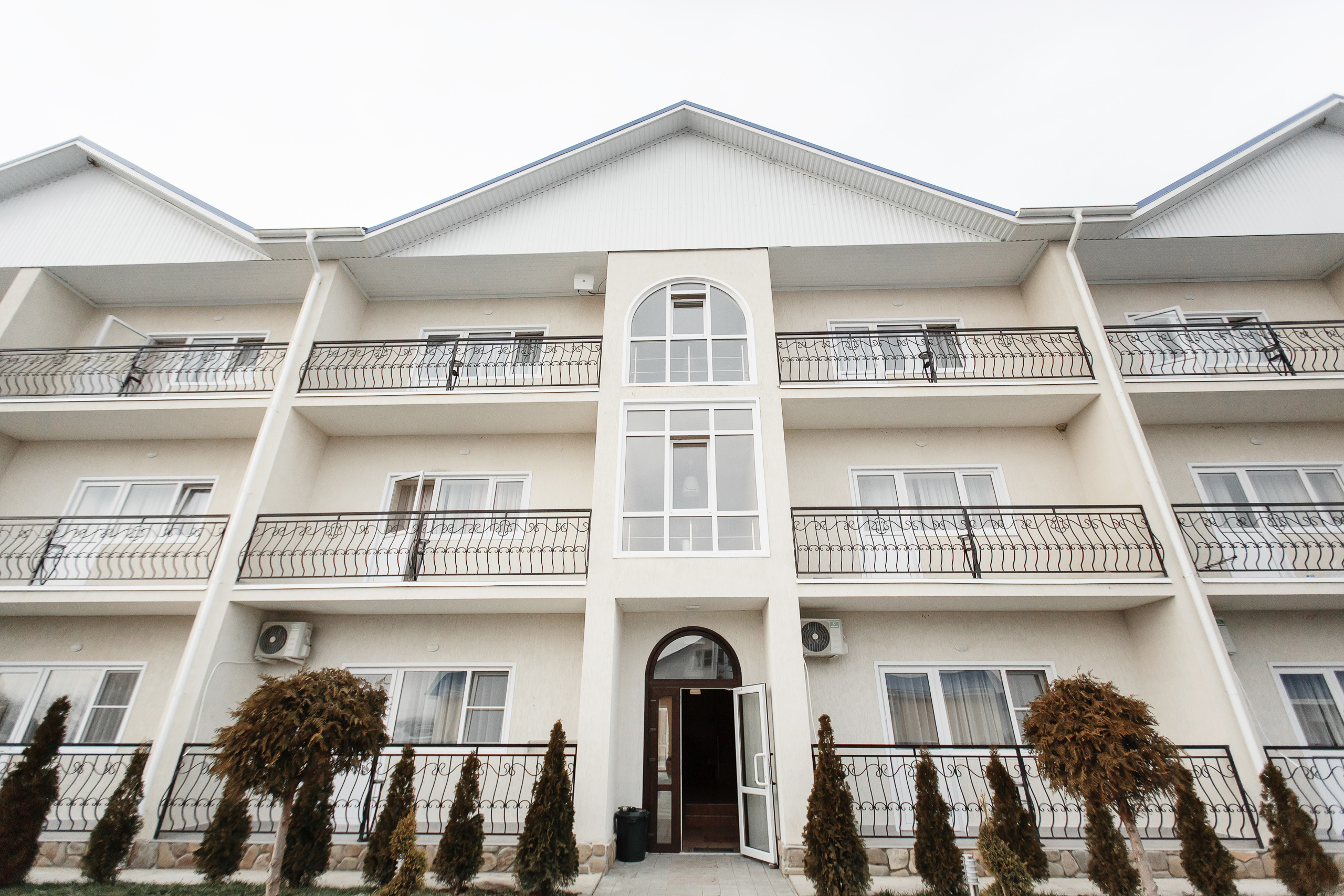 Гостиница. Сборы жениха и невесты в пос.Мостовском. База отдыха "Аква-Вита". Свадебный фотограф Дмитрий Шевченко.