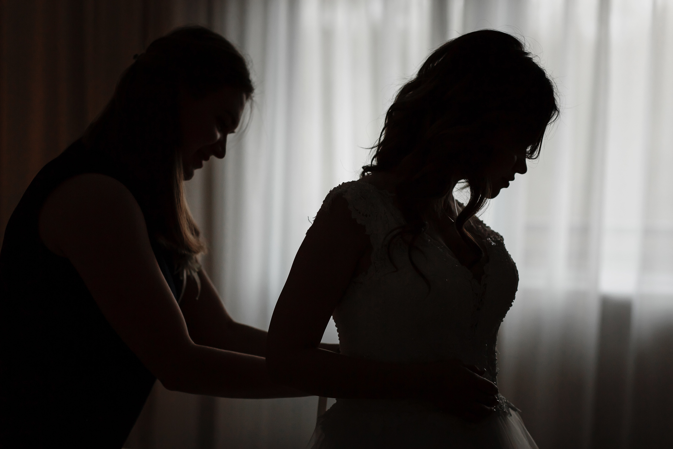 Платье невесты. Сборы жениха и невесты в пос.Мостовском. База отдыха "Аква-Вита". Свадебный фотограф Дмитрий Шевченко.