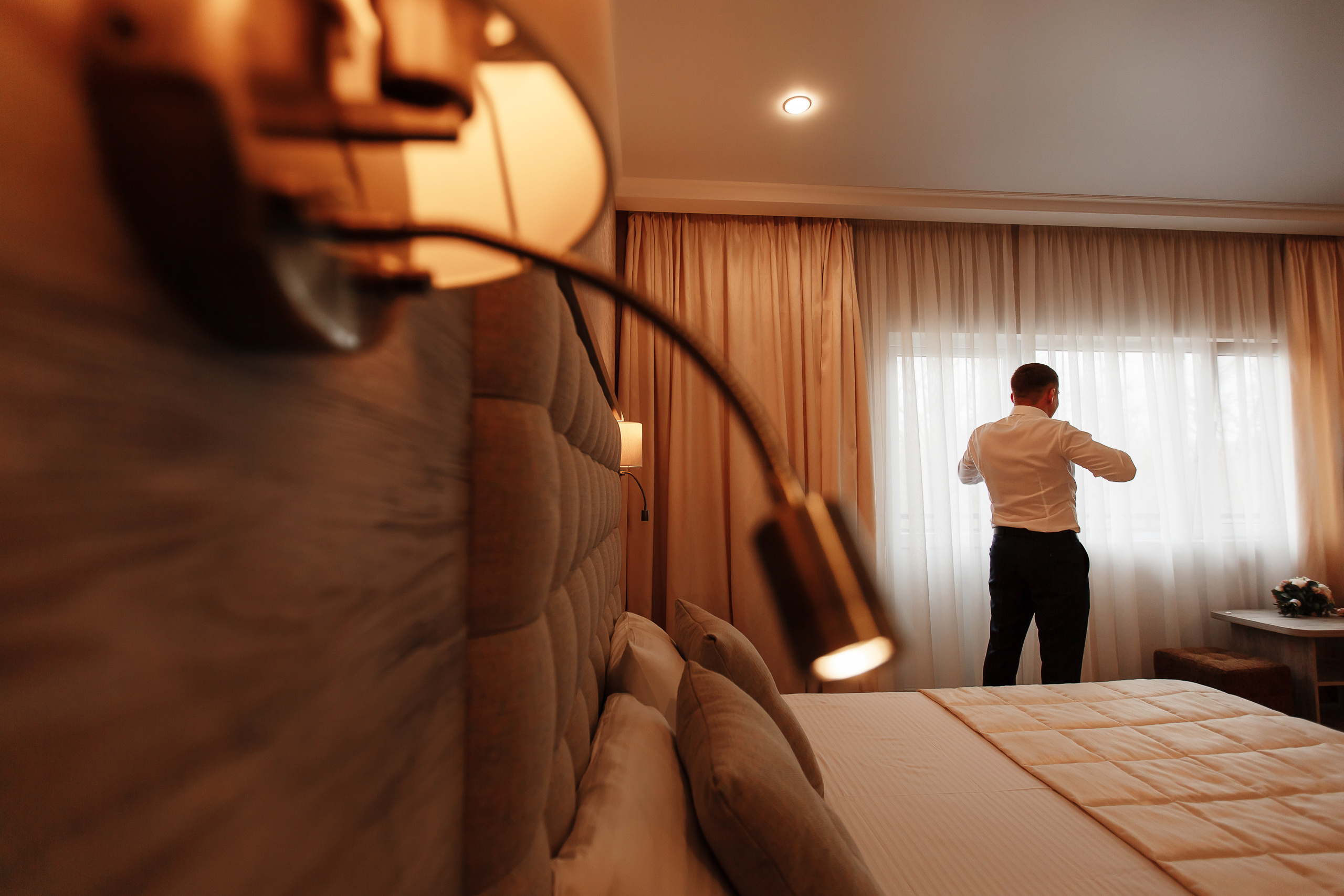 Номер люкс. Сборы жениха и невесты в пос.Мостовском. База отдыха "Аква-Вита". Свадебный фотограф Дмитрий Шевченко.