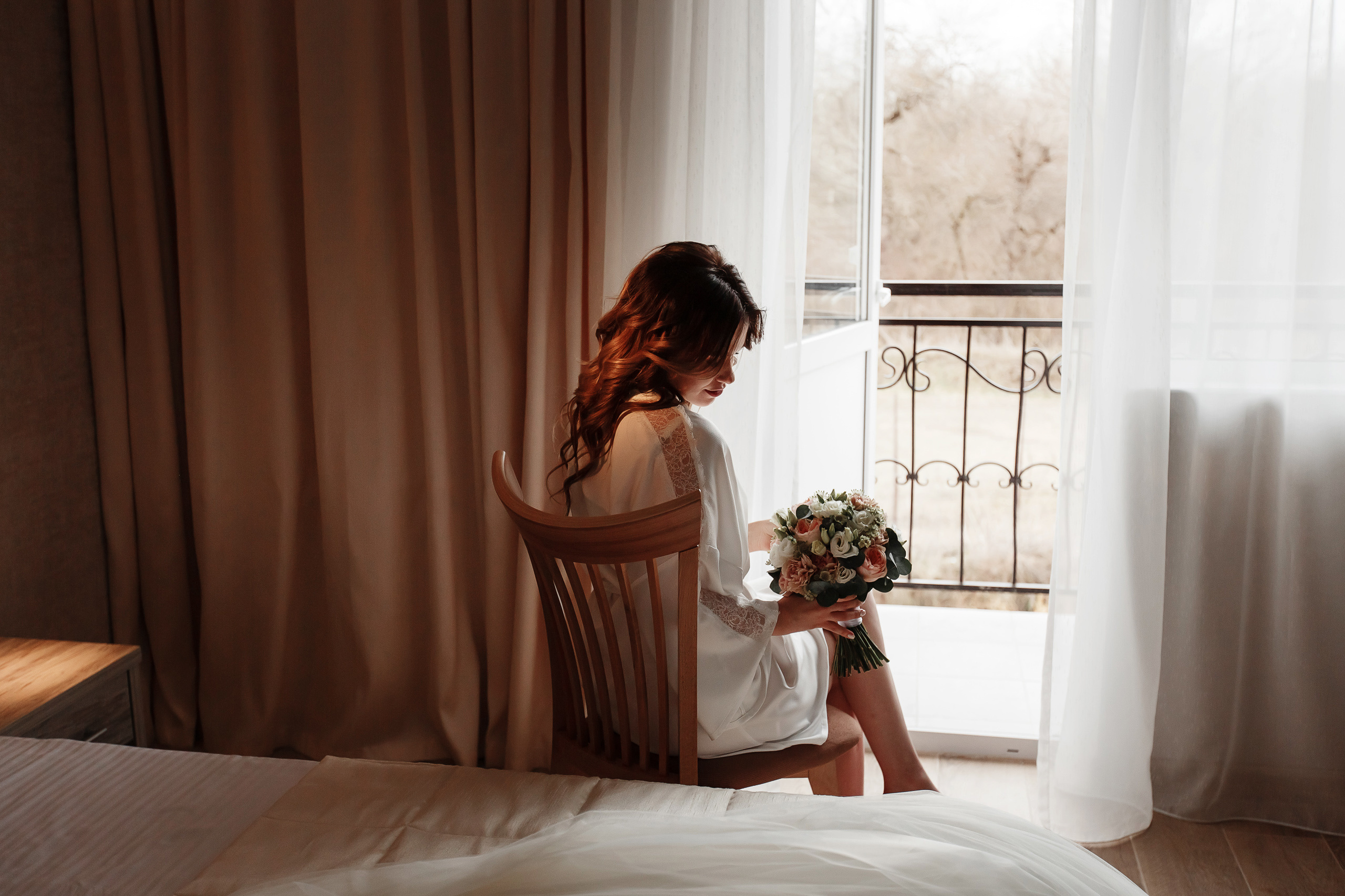 Невеста с букетом. Сборы жениха и невесты в пос.Мостовском. База отдыха "Аква-Вита". Свадебный фотограф Дмитрий Шевченко.