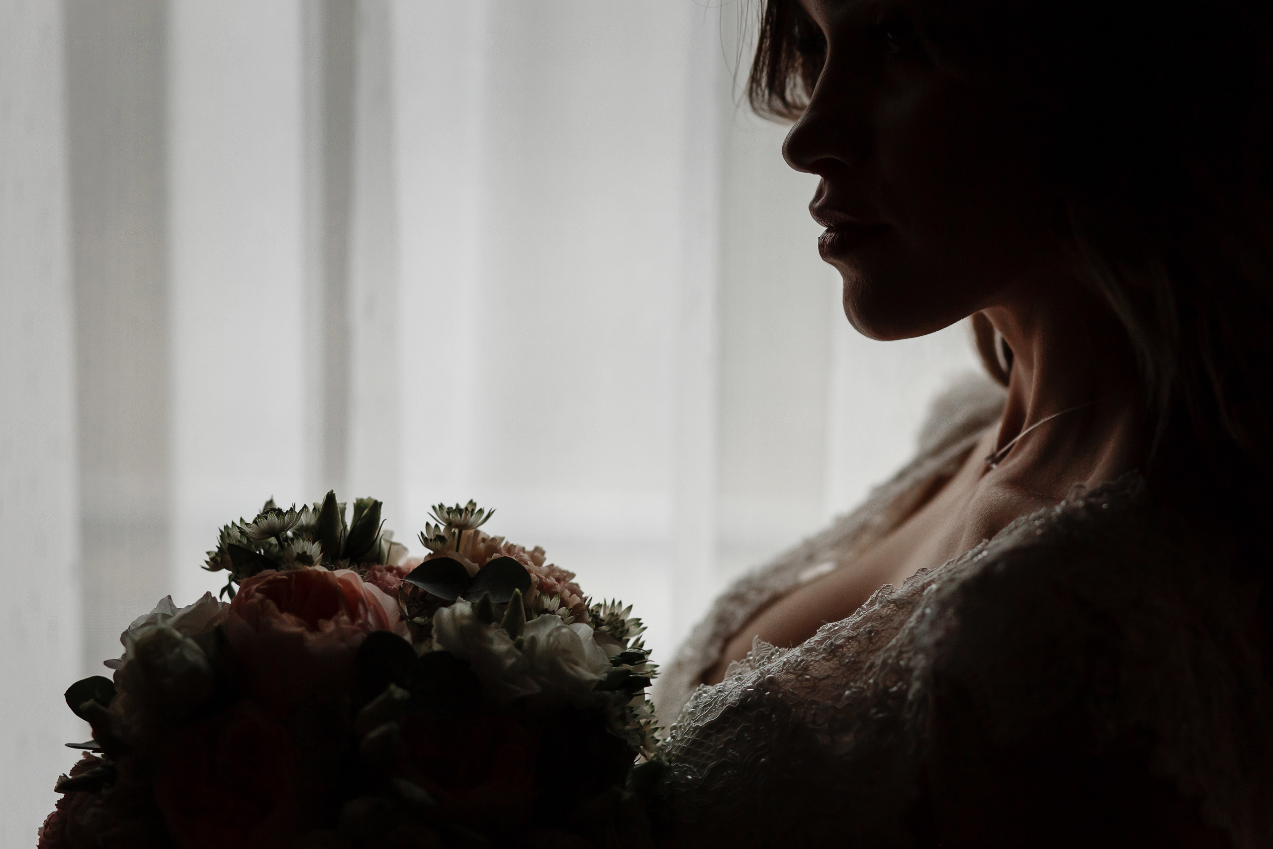 Силуэтный портрет. Сборы жениха и невесты в пос.Мостовском. База отдыха "Аква-Вита". Свадебный фотограф Дмитрий Шевченко.