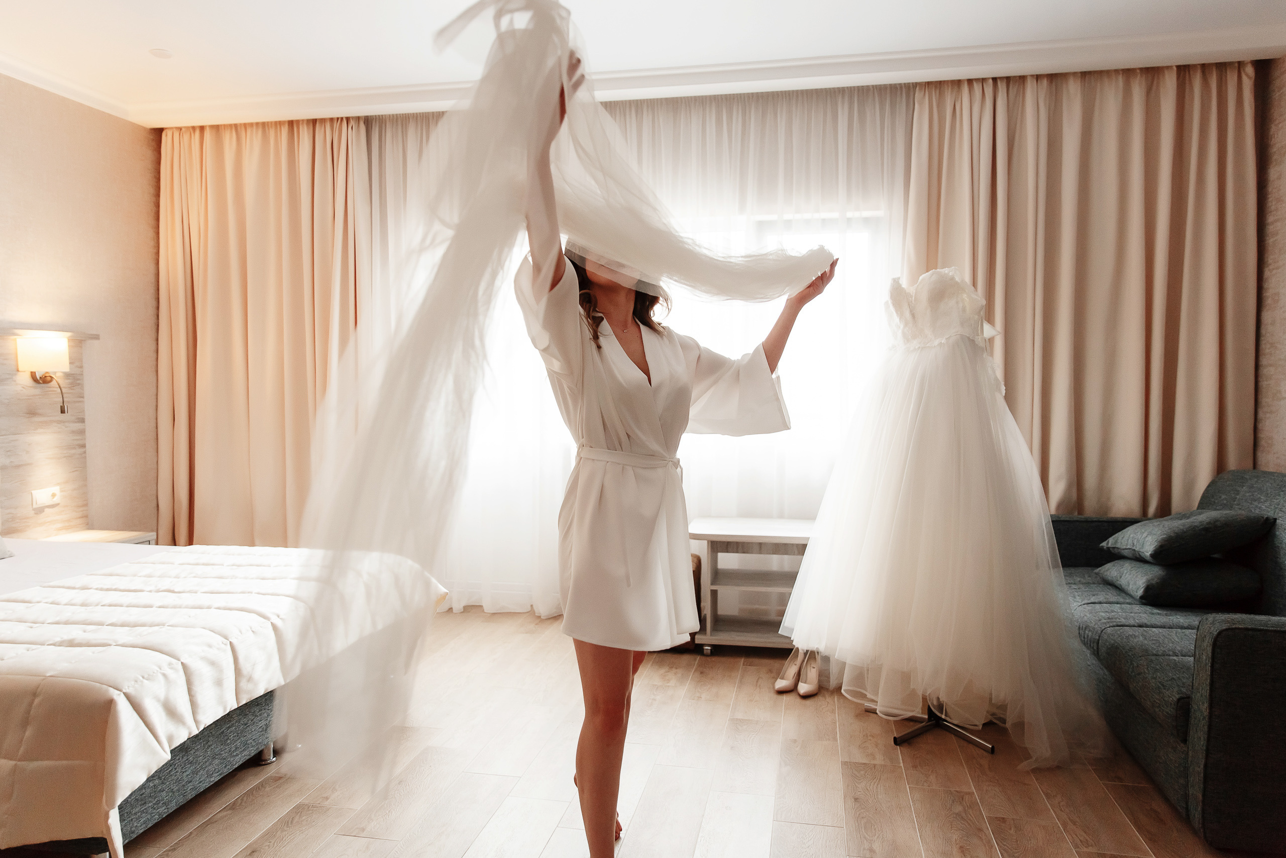 Невеста с фатой. Сборы жениха и невесты в пос.Мостовском. База отдыха "Аква-Вита". Свадебный фотограф Дмитрий Шевченко.