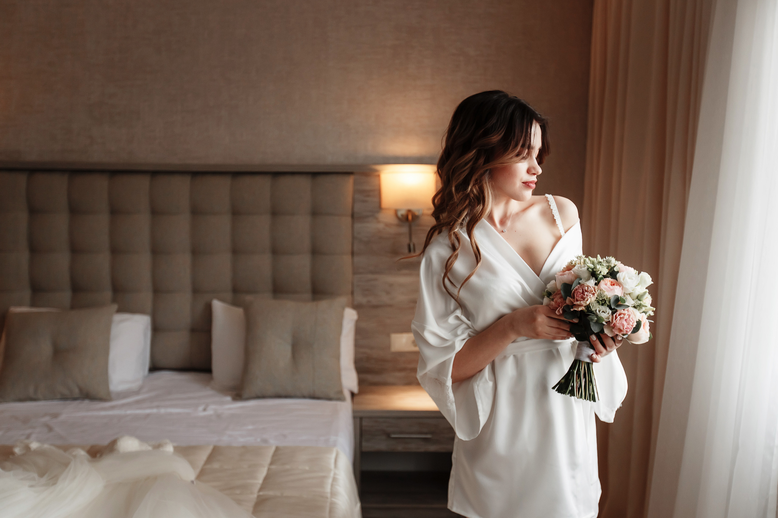 Невеста с букетом. Сборы жениха и невесты в пос.Мостовском. База отдыха "Аква-Вита". Свадебный фотограф Дмитрий Шевченко.