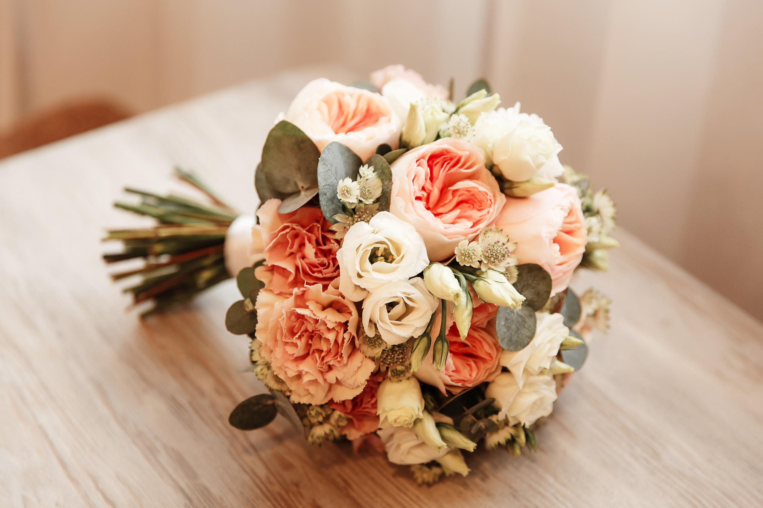 Букет невесты. Сборы жениха и невесты в пос.Мостовском. База отдыха "Аква-Вита". Свадебный фотограф Дмитрий Шевченко.