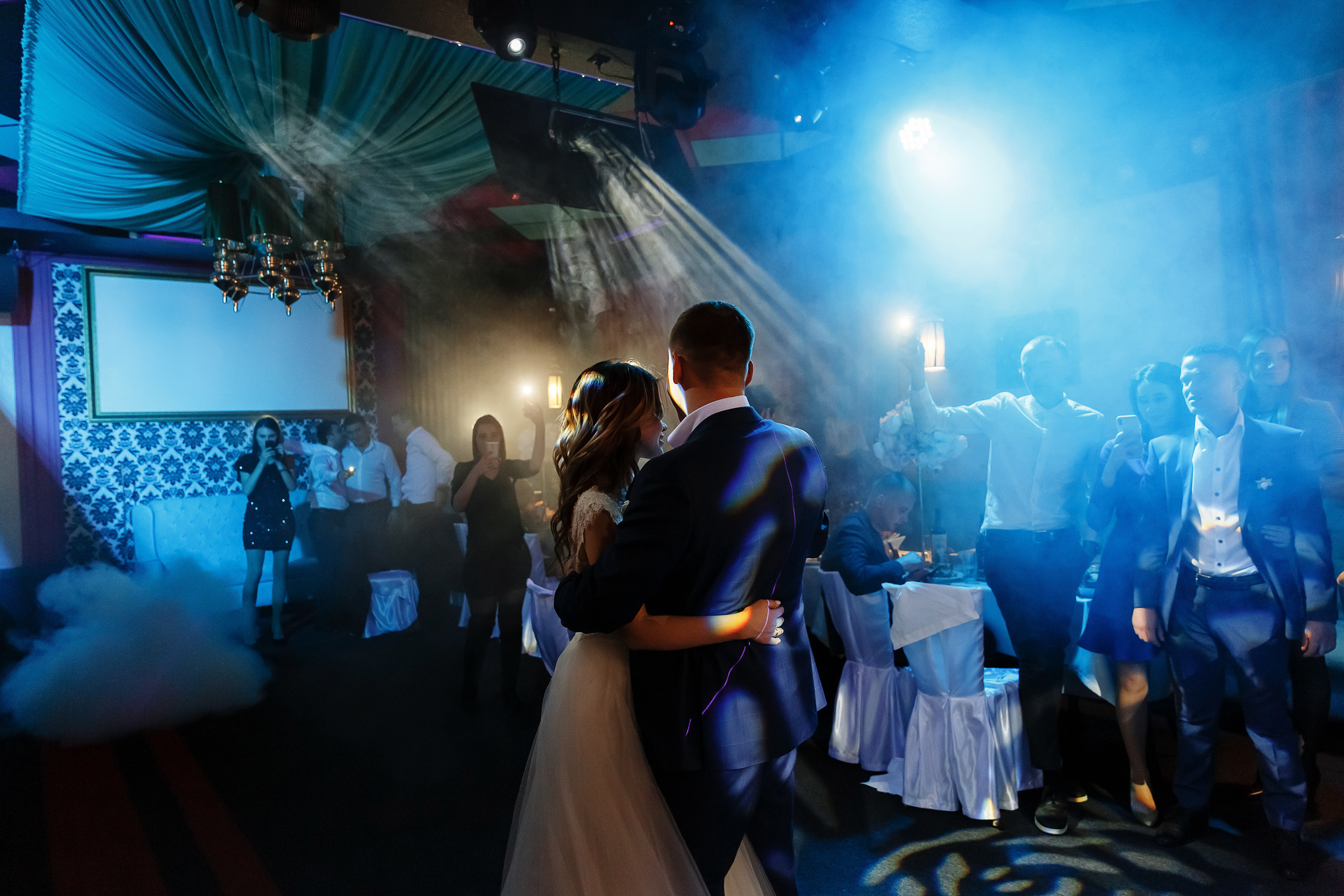 Первый танец жениха и невесты. Свадебный банкет в Караоке-баре "АКВАПЭЛЛА" в пос.Мостовской. Фотограф deemvest.ru